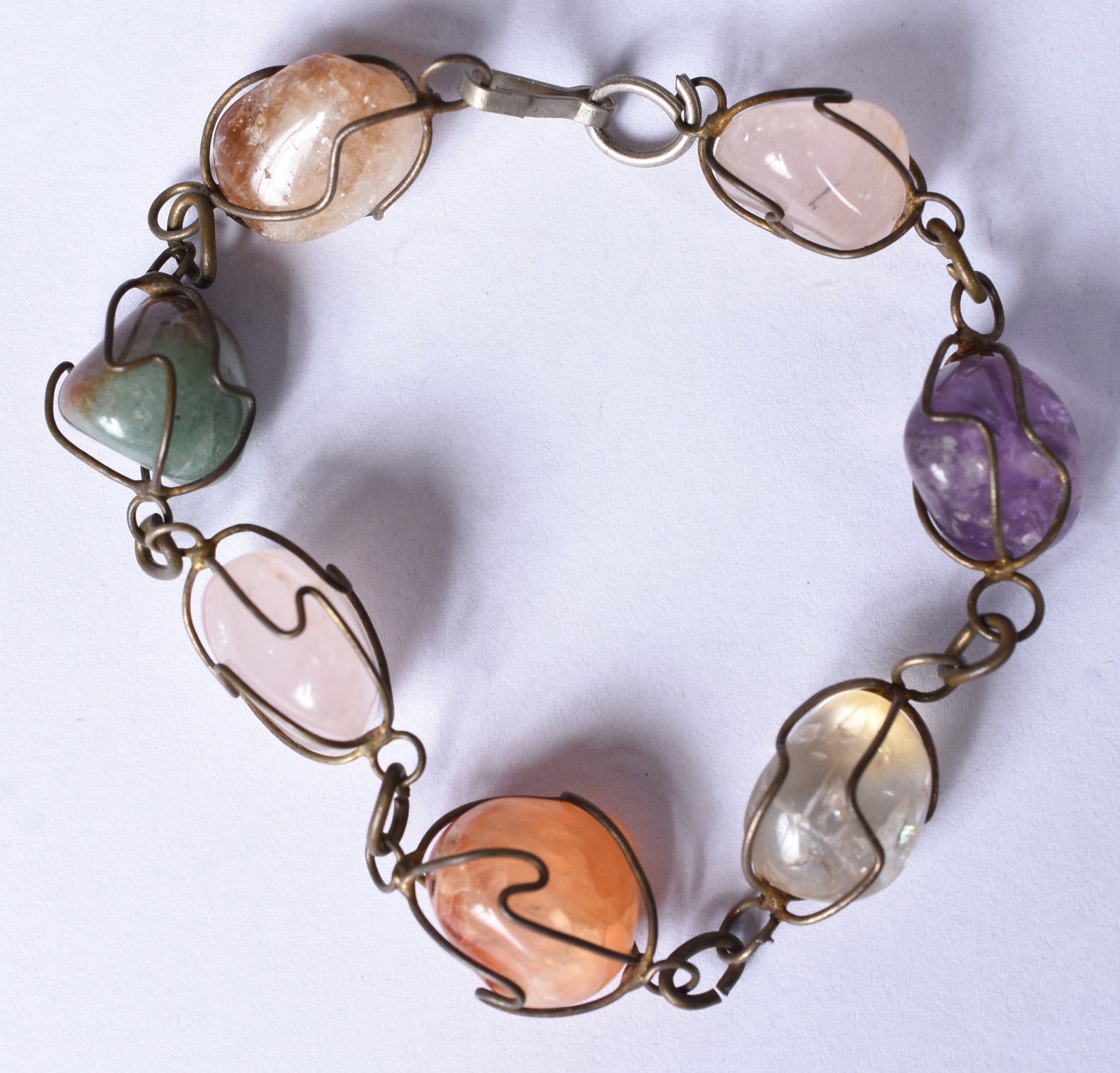 Duas pulseiras, sendo uma de prata e outra de metal com pedras... - foto 2 de 7