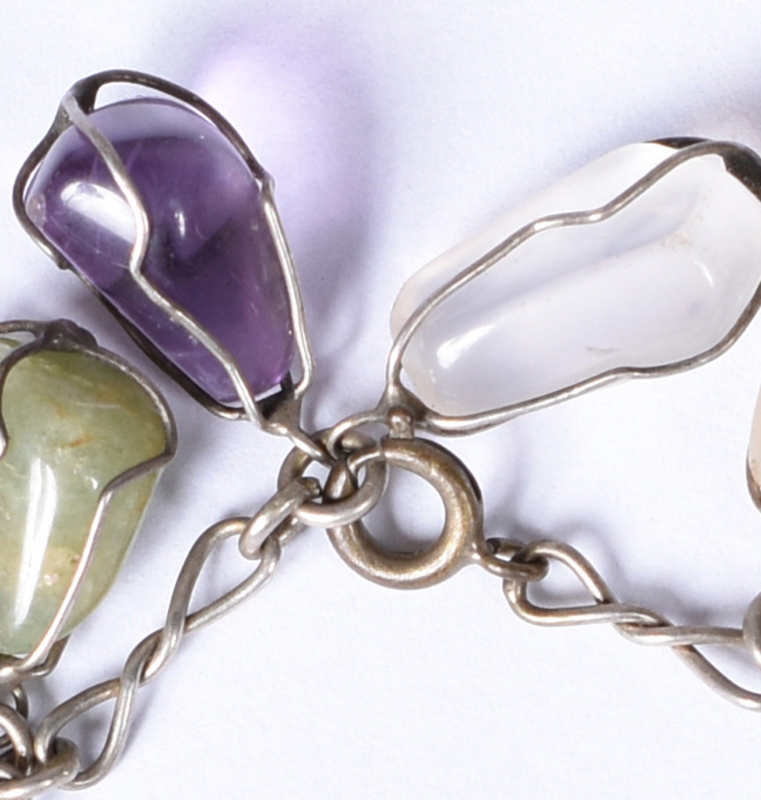 Duas pulseiras, sendo uma de prata e outra de metal com pedras... - foto 7 de 7