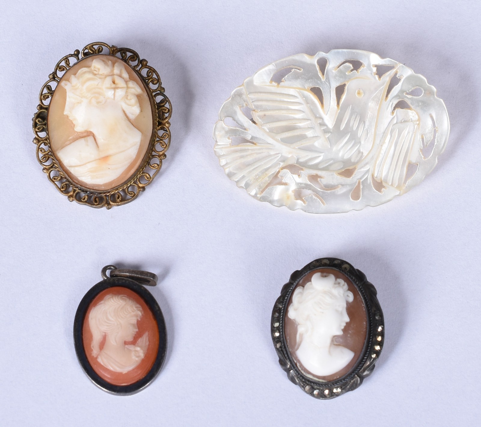 Quatro broches, sendo 2 com camafeus com guarnição de prata, 2 com... - foto 1 de 7