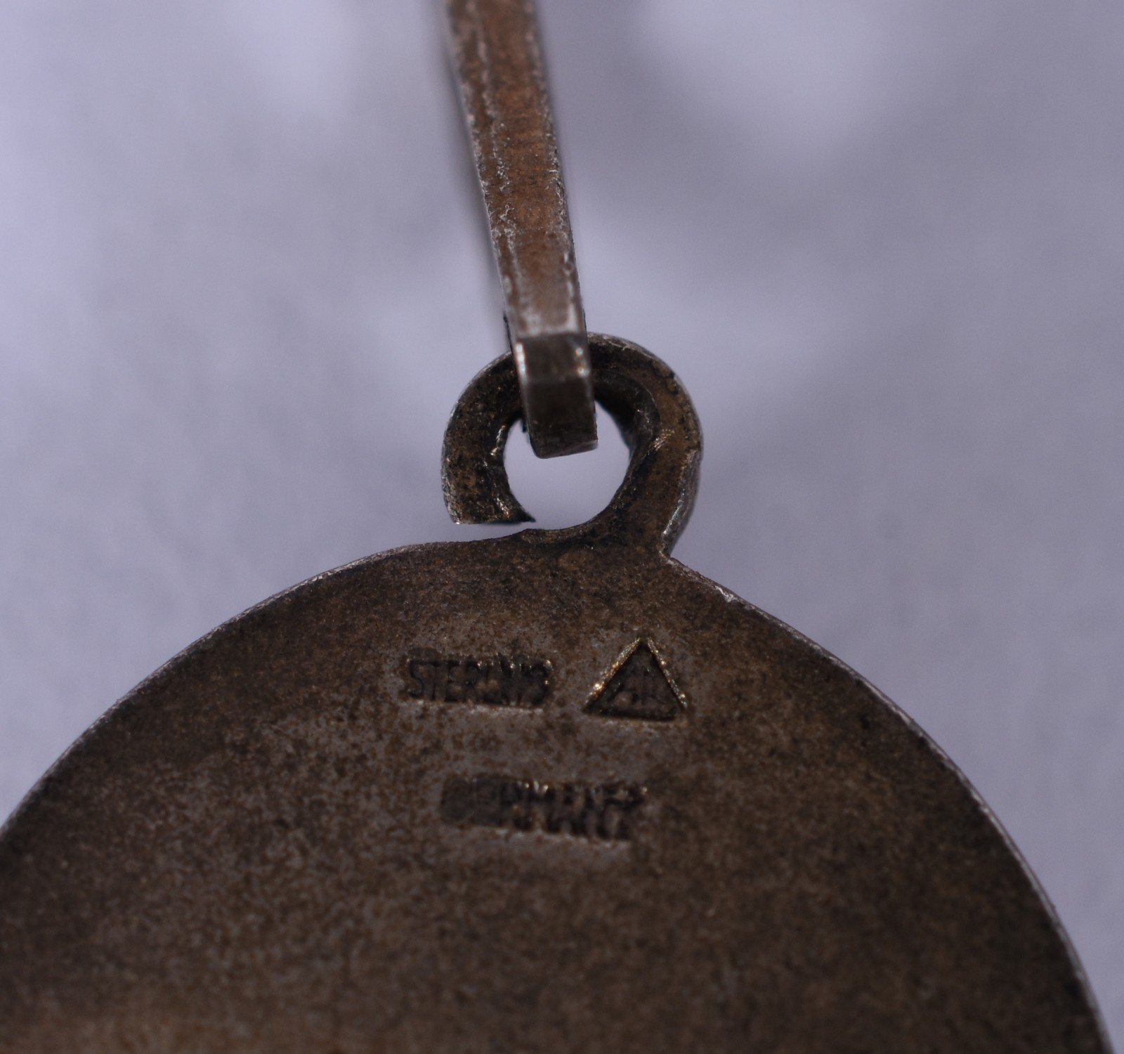 Quatro broches, sendo 2 com camafeus com guarnição de prata, 2 com... - foto 4 de 7