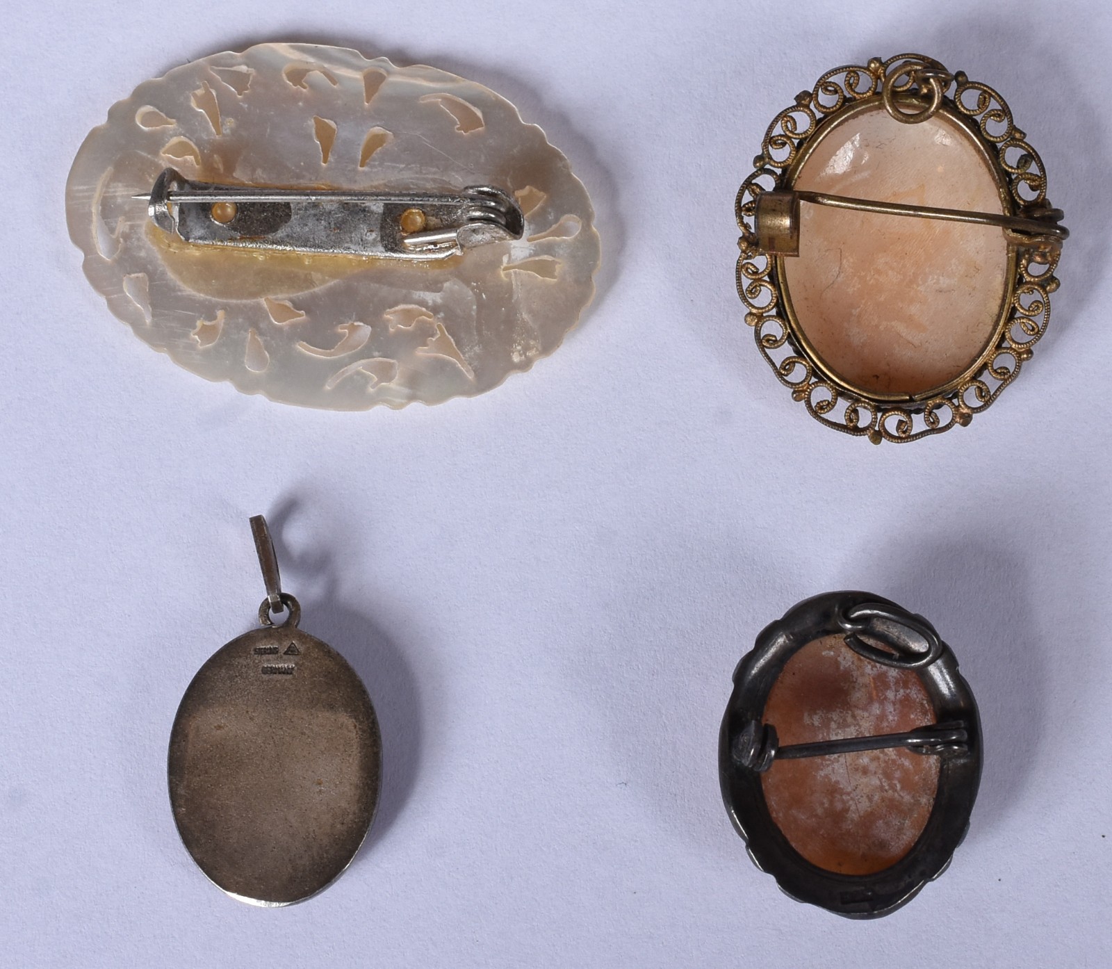 Quatro broches, sendo 2 com camafeus com guarnição de prata, 2 com... - foto 7 de 7