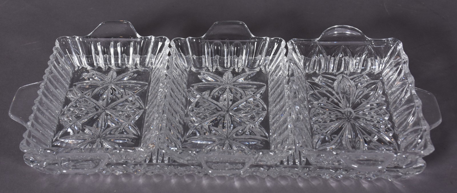 Diversas peças de cristal, sendo 2 porta petiscos e 16 pratinhos. - foto 3 de 6
