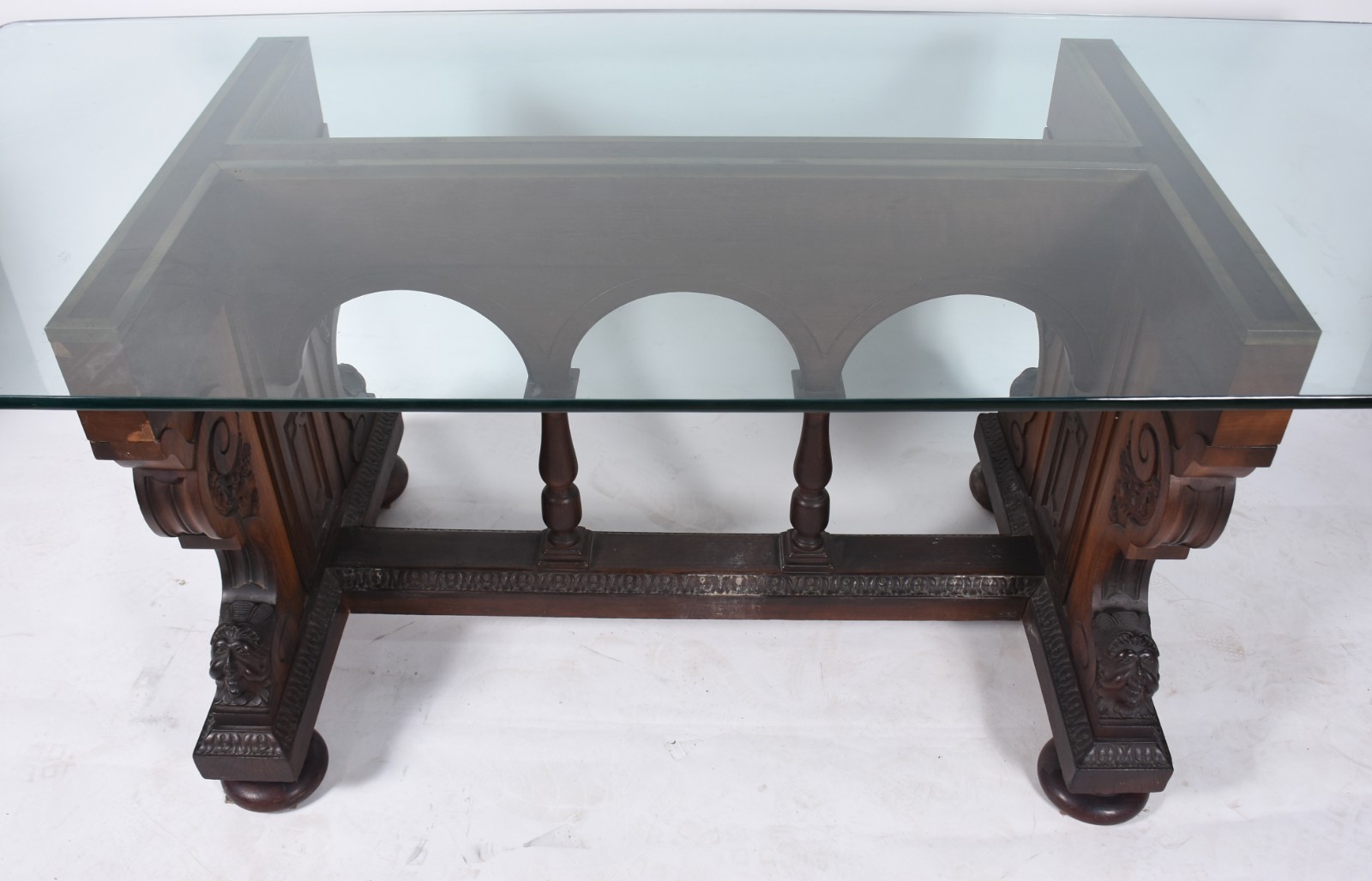 Mesa de jantar com base de madeira nobre entalhada, tampo de vidro... - foto 2 de 8