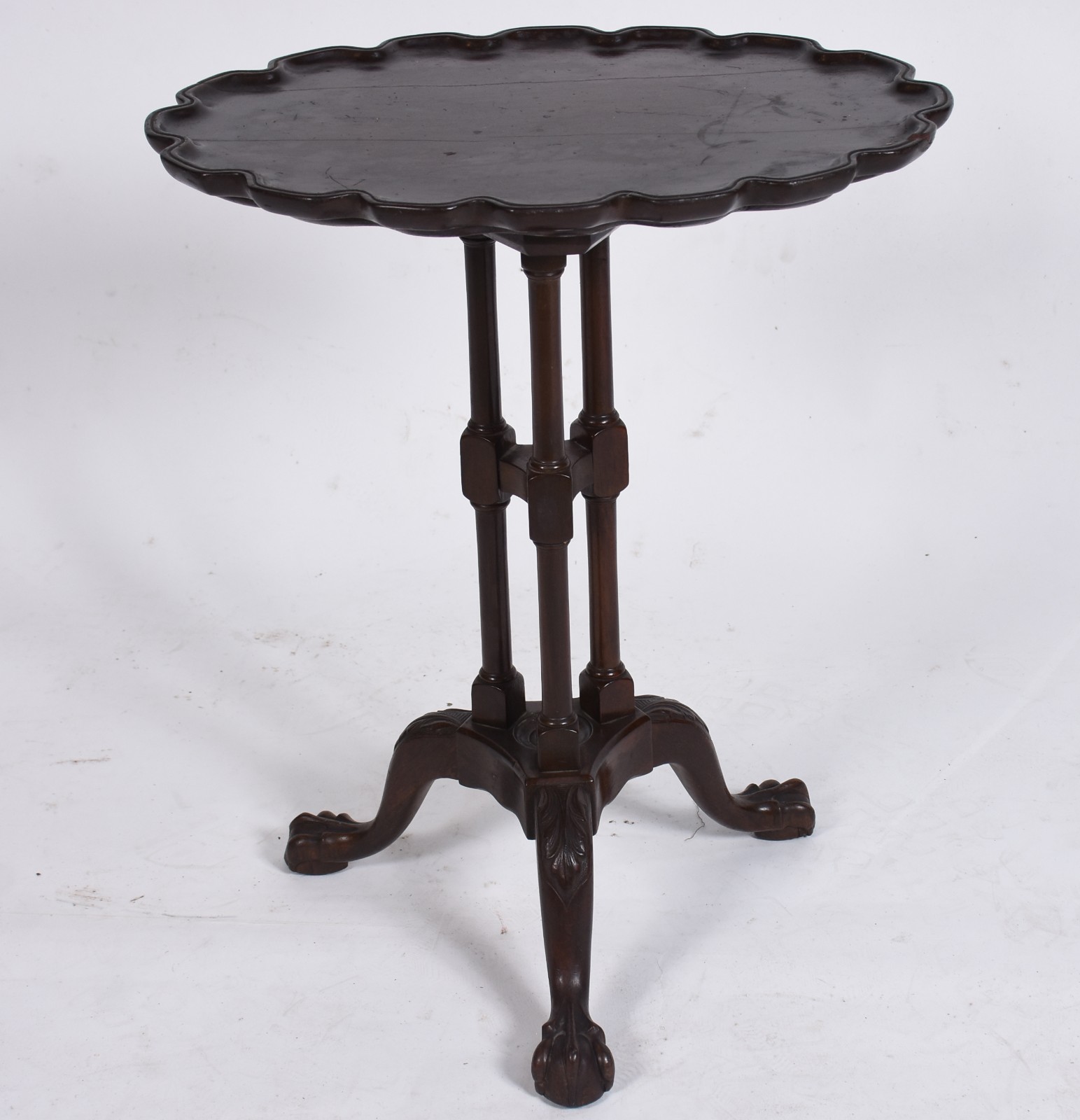 Mesa gueridon de madeira nobre feitio oval, borda recortada, apoio... - foto 2 de 5