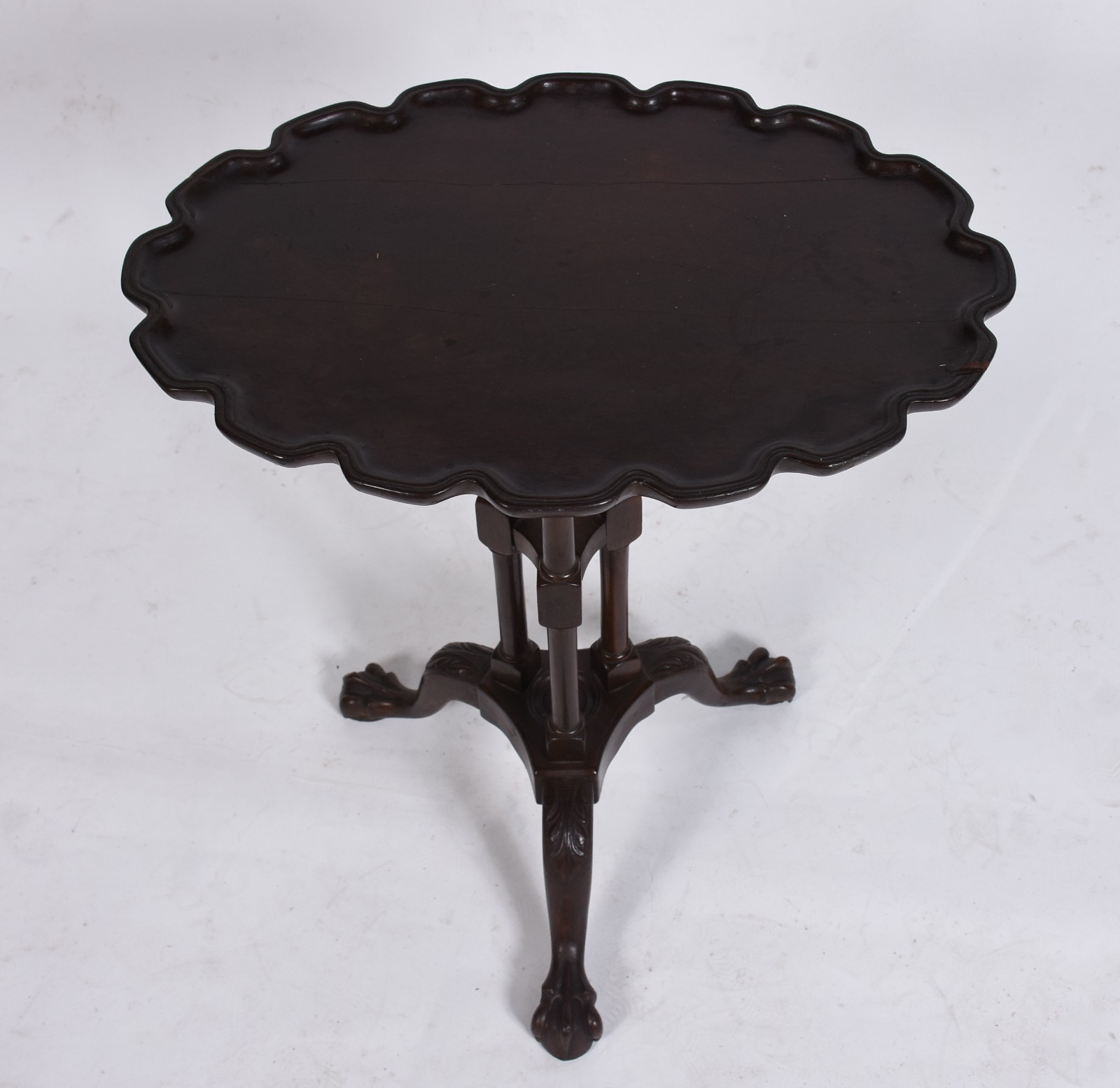 Mesa gueridon de madeira nobre feitio oval, borda recortada, apoio... - foto 4 de 5