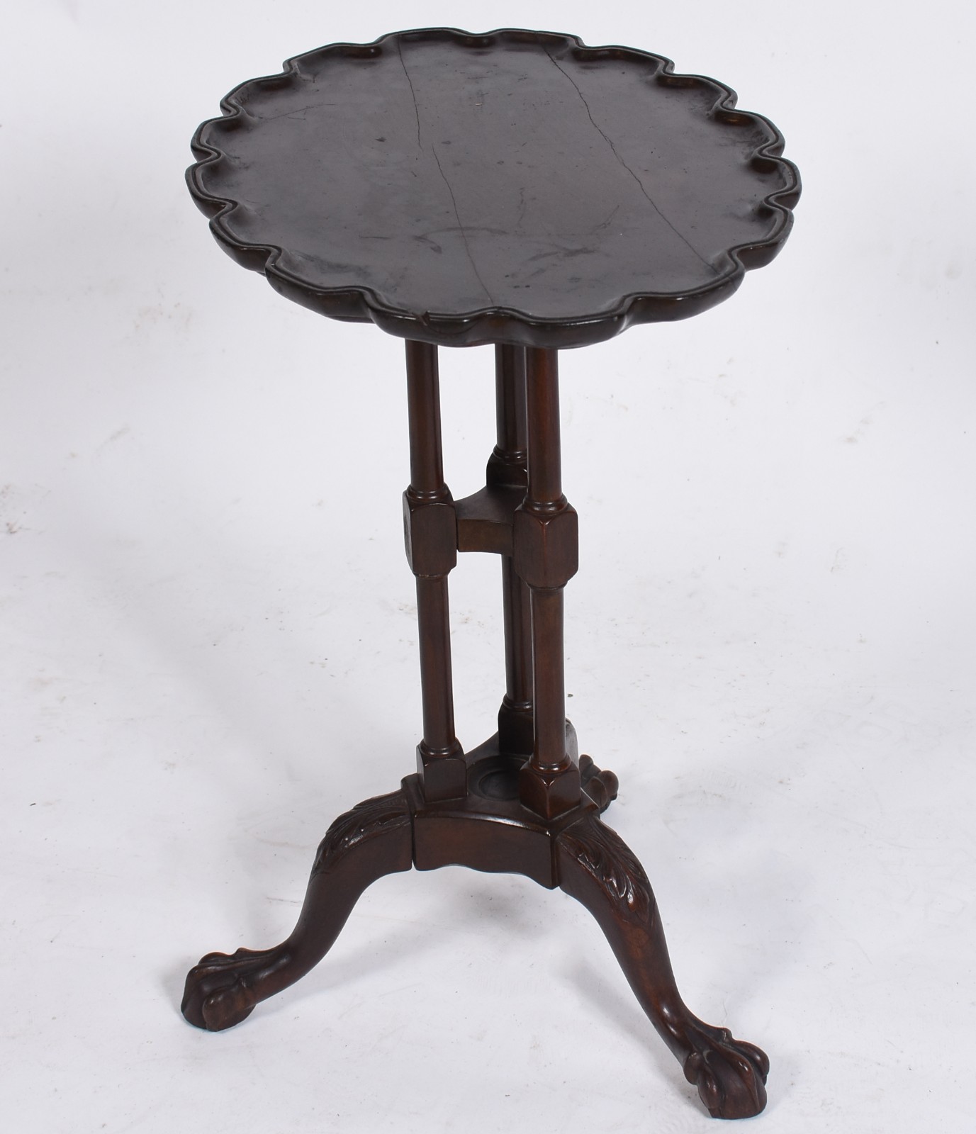 Mesa gueridon de madeira nobre feitio oval, borda recortada, apoio... - foto 1 de 5