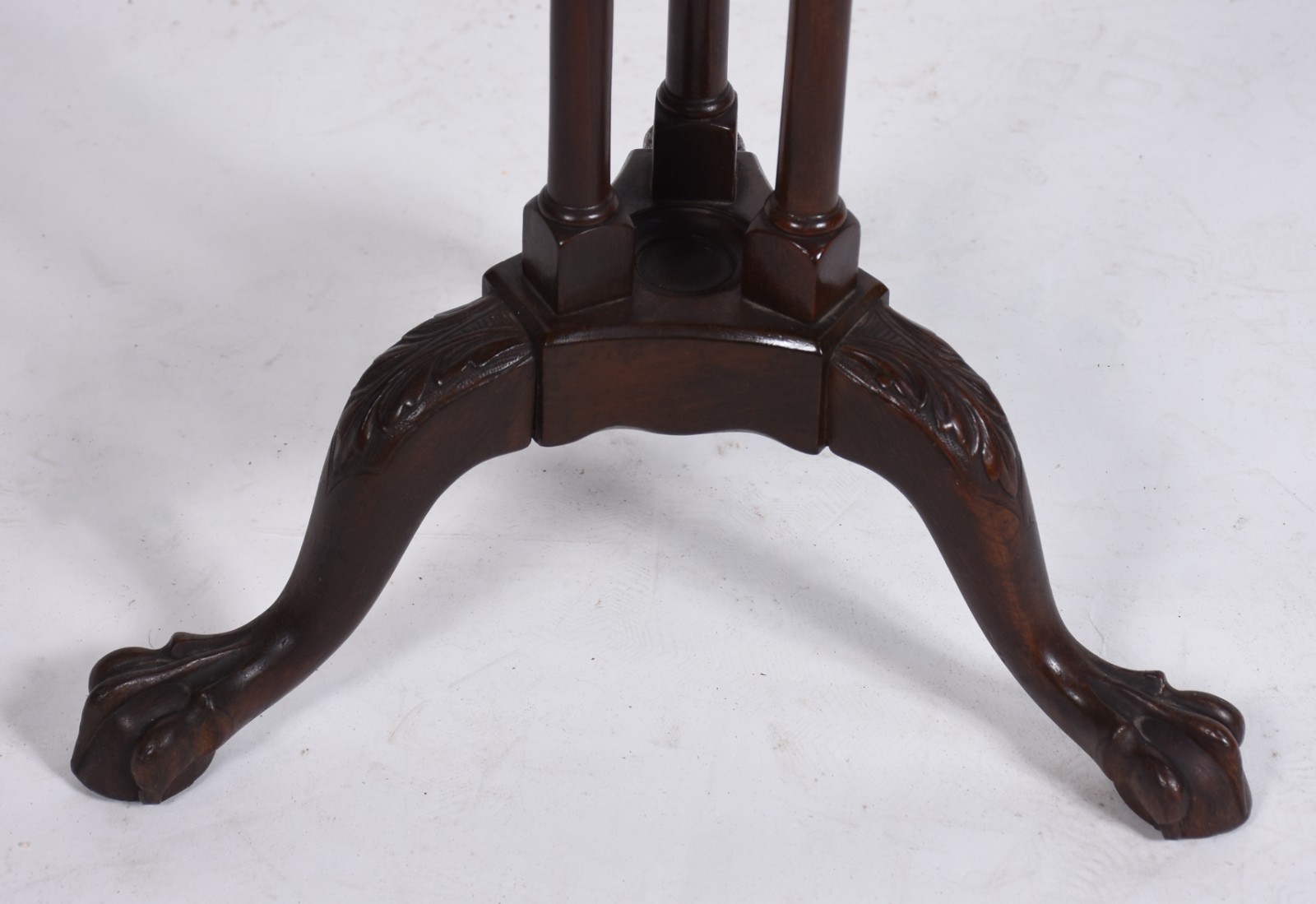 Mesa gueridon de madeira nobre feitio oval, borda recortada, apoio... - foto 5 de 5