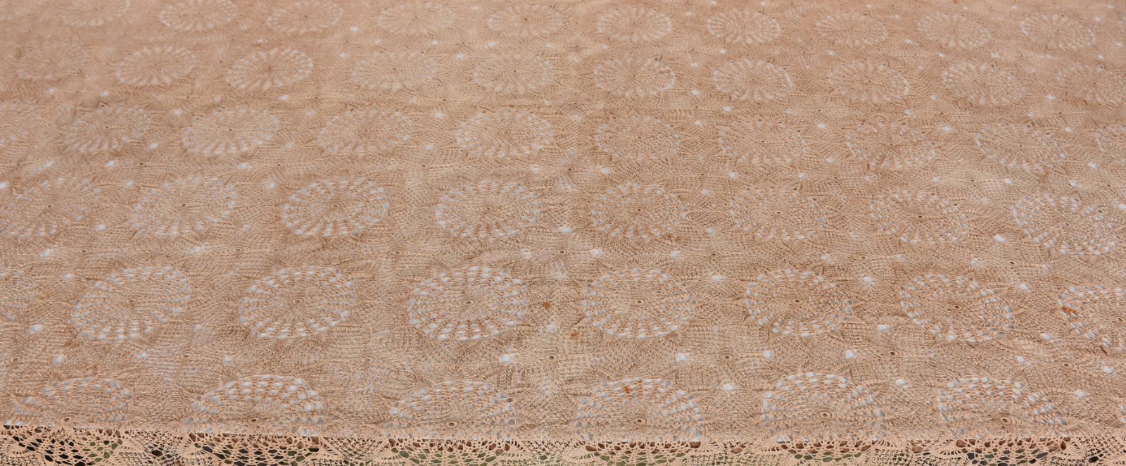 Toalha de mesa feita de crochê na cor bege. (pequenas machas de... - foto 2 de 3