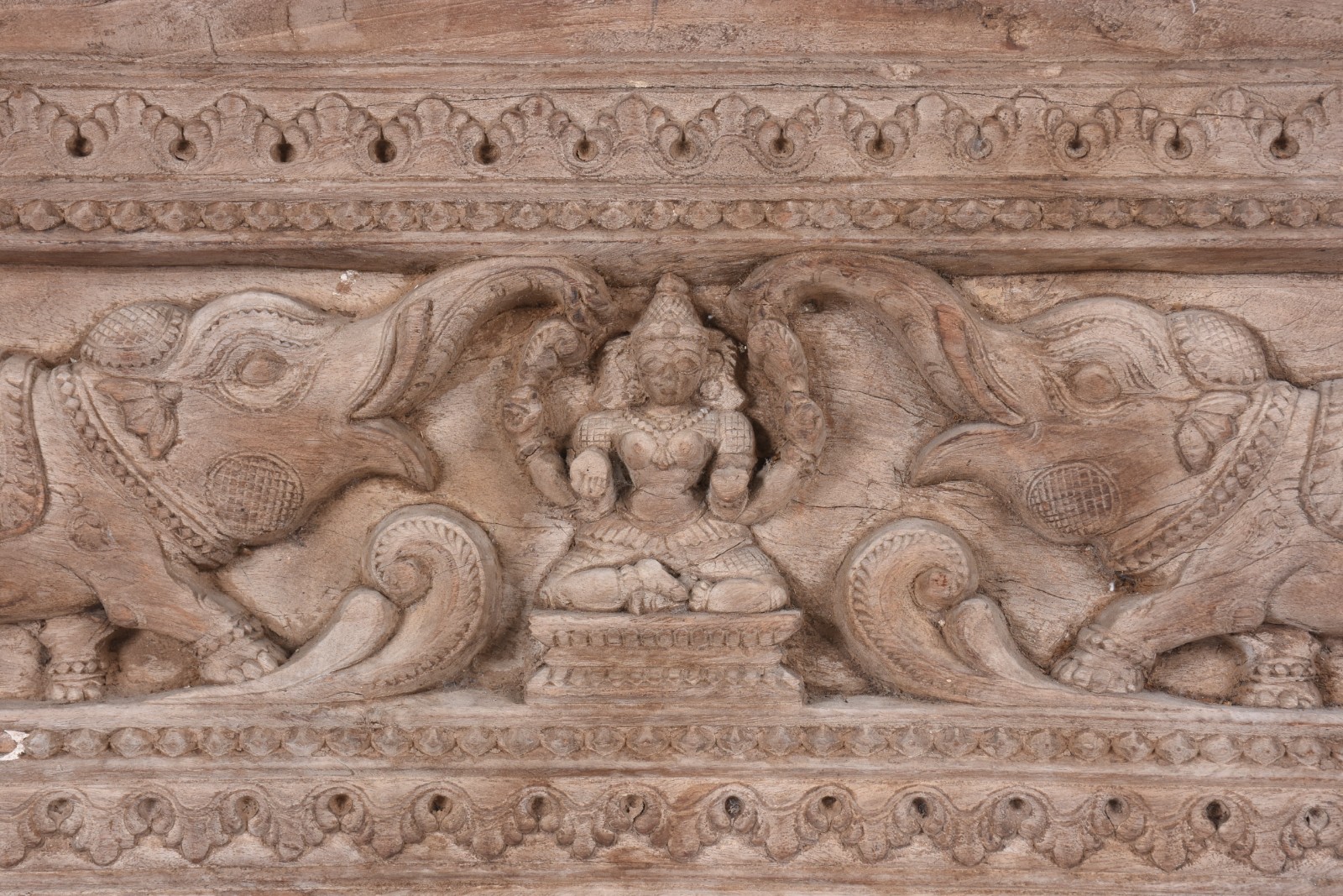 Fragmento oriental de madeira entalhada, algumas rachaduras. - foto 2 de 5