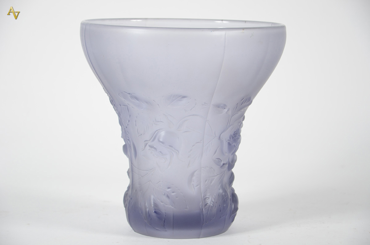 Vaso de vidro satiné com flores moldadas na cor lilás. Alt. 20 cm.