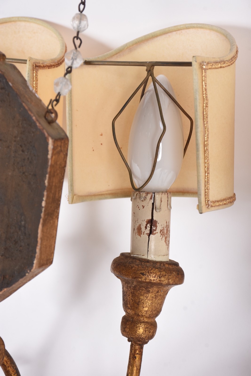 Par de apliques de madeira entalhada e dourada para 2 luzes cada... - foto 4 de 4