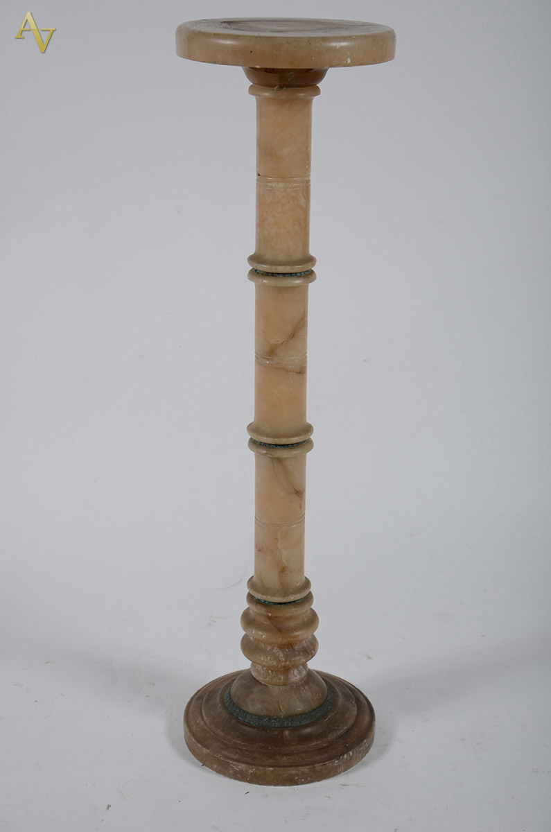 Coluna de alabastro, alt. 1,03 , tampo diam. 27 cm. - foto 1 de 2