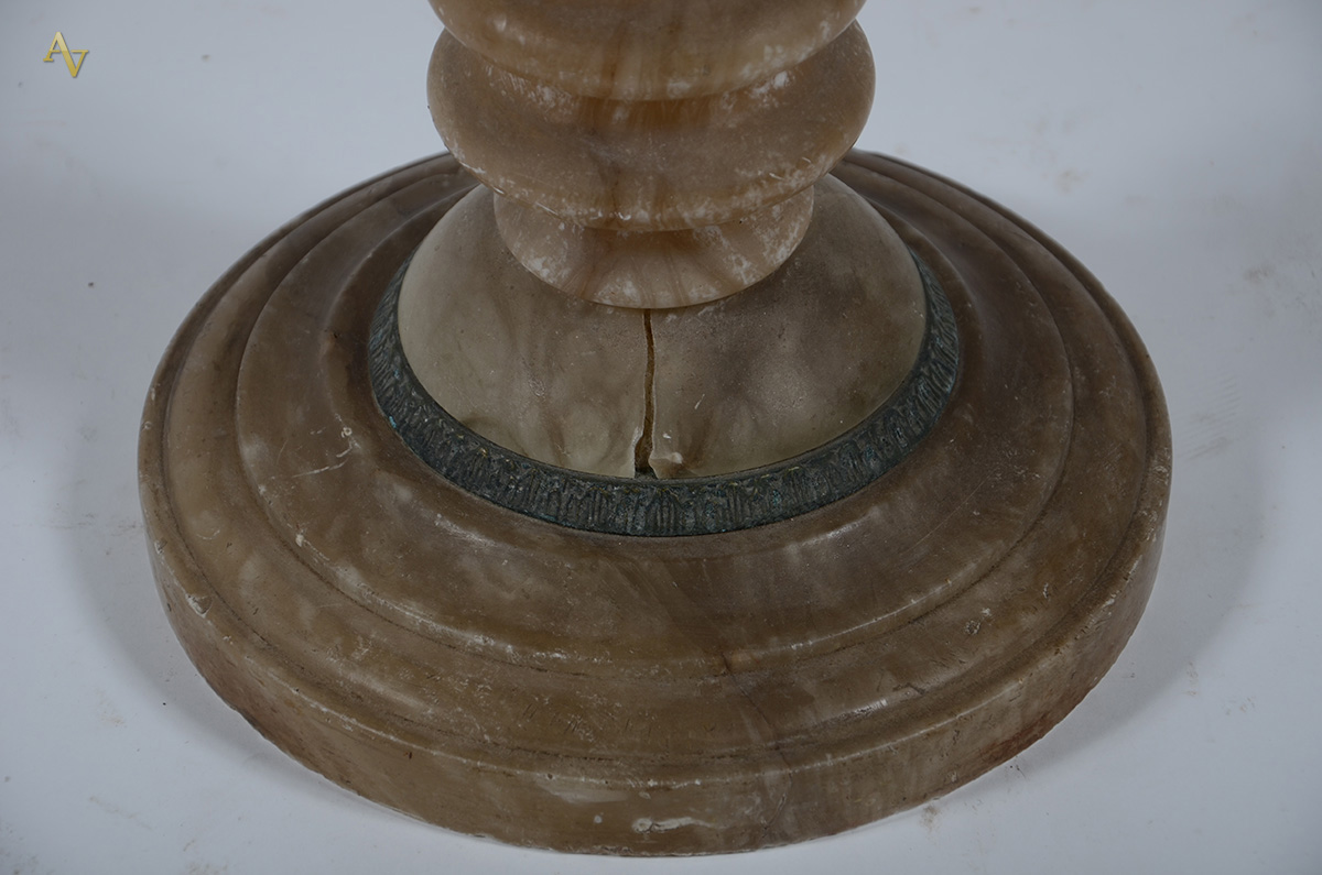 Coluna de alabastro, alt. 1,03 , tampo diam. 27 cm. - foto 2 de 2