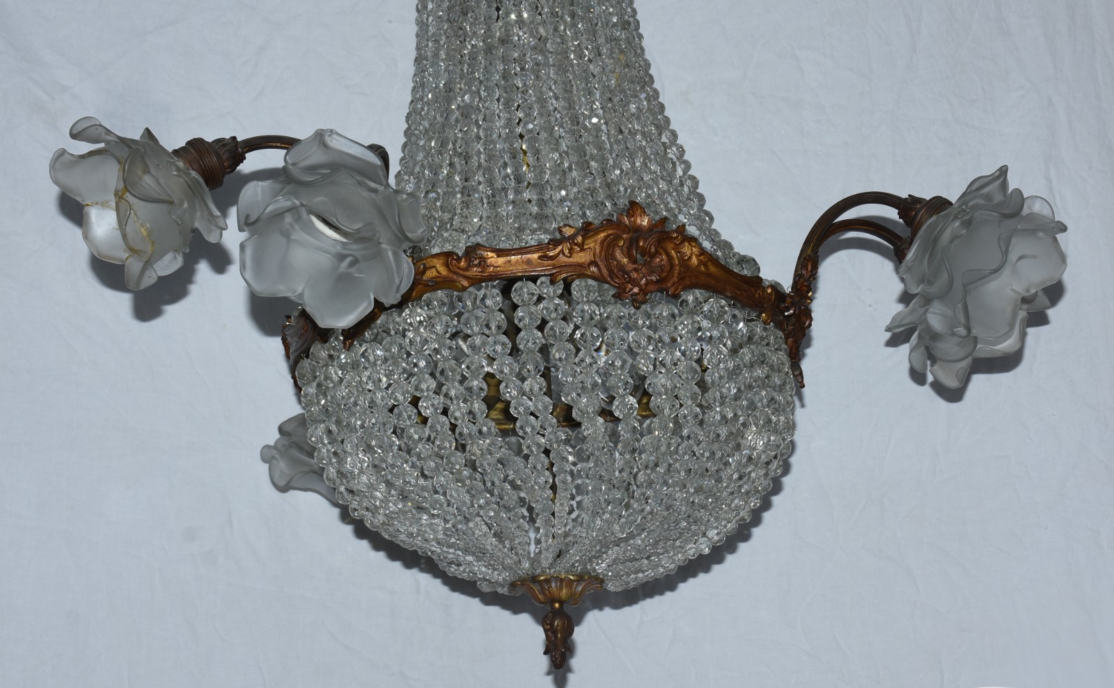 Lustre estilo império, armação de metal dourado com fios em contas de... - foto 2 de 5