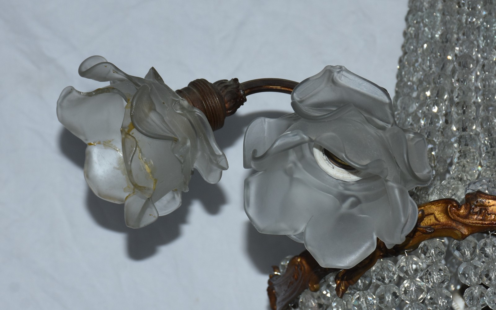 Lustre estilo império, armação de metal dourado com fios em contas de... - foto 5 de 5