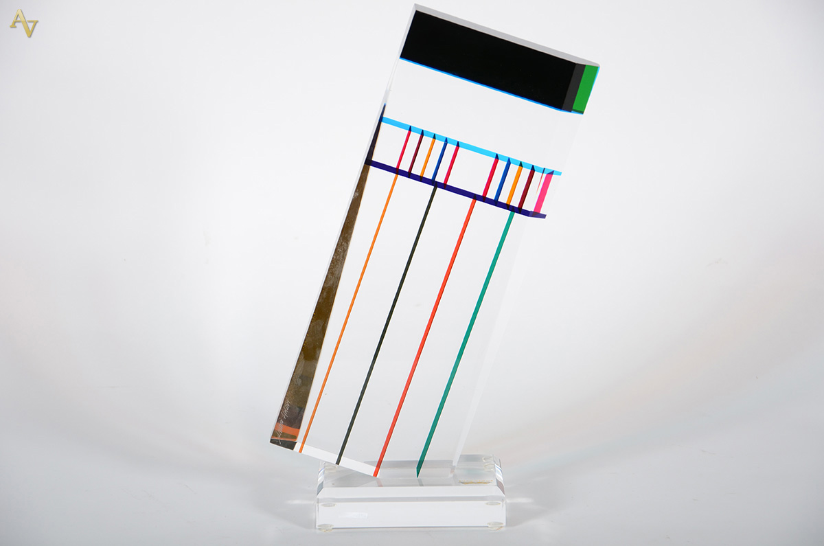 HAZIZA - Escultura acrílica - assinada. Alt. 40 cm.