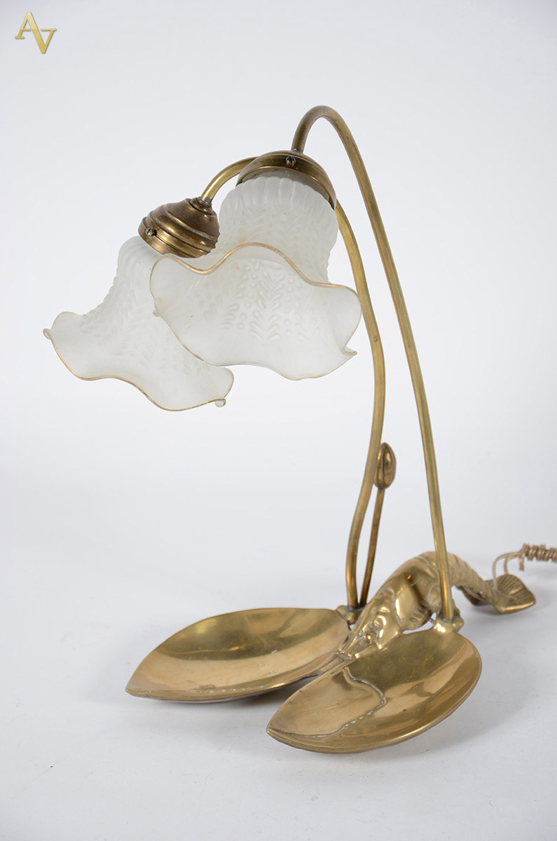 Abatjour em metal - lagosta com 2 tulipas. Larg. 20 cm - alt 42 cm.
