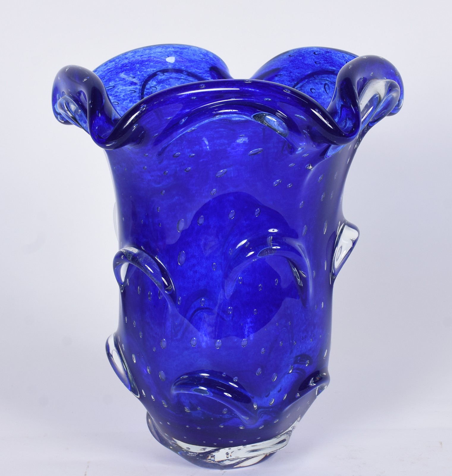 Vaso de vidro decorativo na cor azul, borda feitio babado. - foto 1 de 3