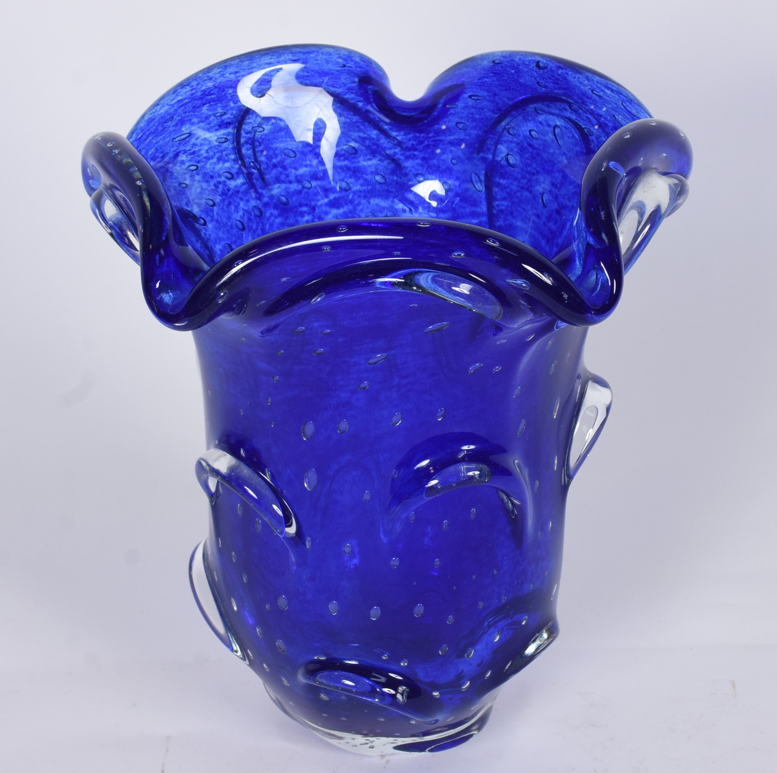 Vaso de vidro decorativo na cor azul, borda feitio babado. - foto 2 de 3