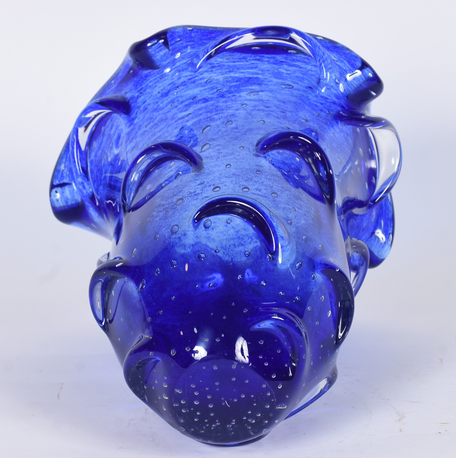 Vaso de vidro decorativo na cor azul, borda feitio babado. - foto 3 de 3