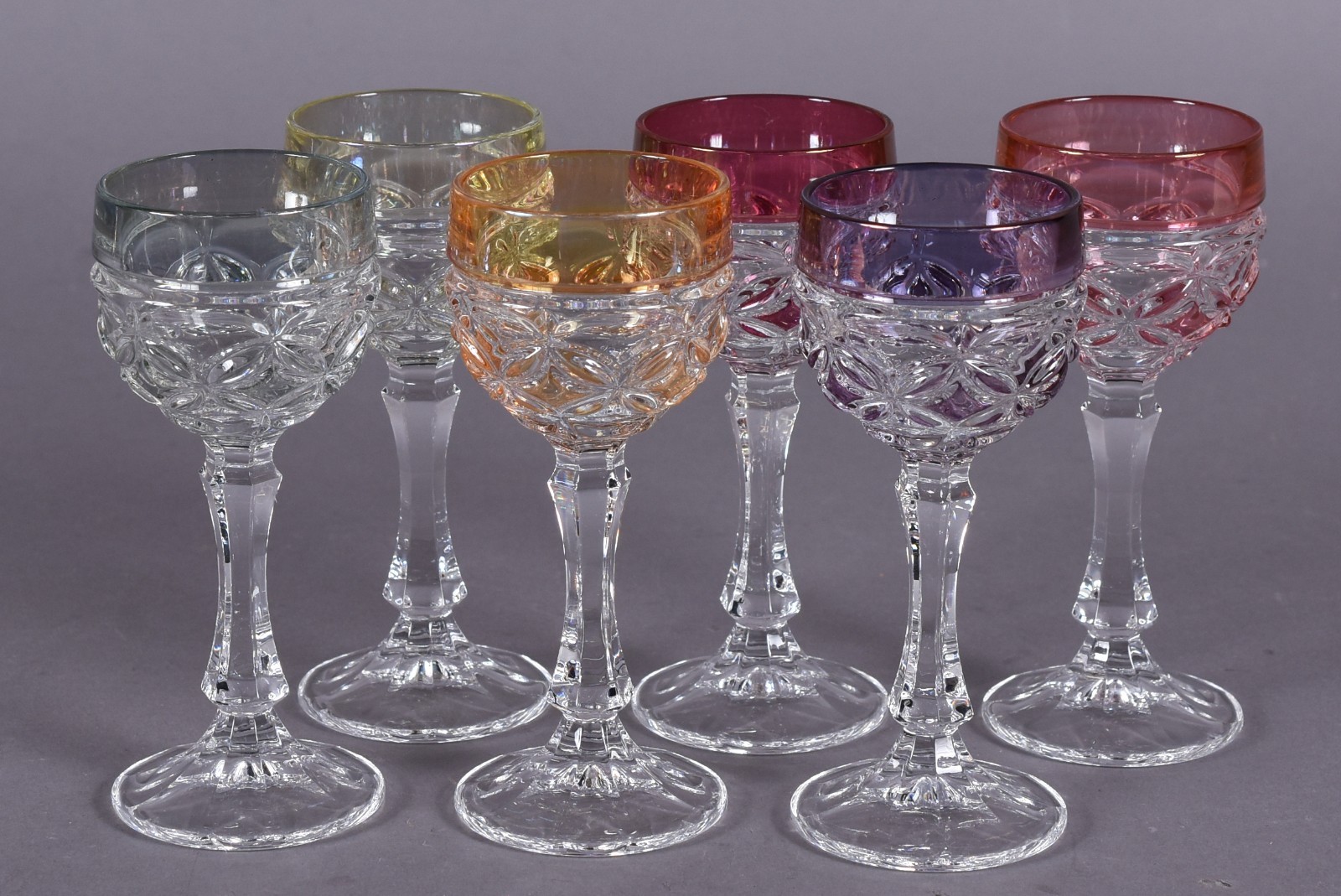 Conjunto de 6 cálices para licor de cristal lapidado com bordas... - foto 1 de 3
