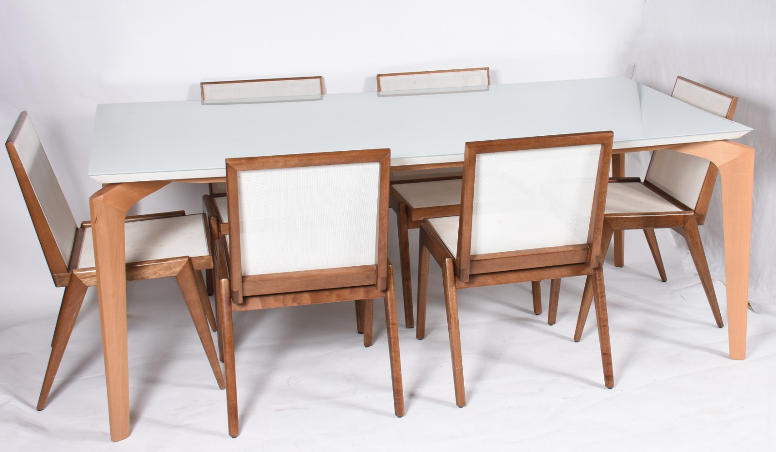 Mesa de jantar com base de madeira clara e tampo de vidro. Acompanham... - foto 1 de 11
