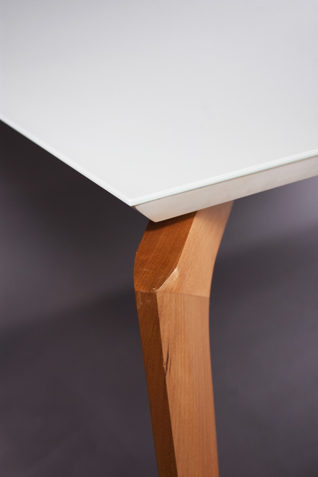 Mesa de jantar com base de madeira clara e tampo de vidro. Acompanham... - foto 4 de 11