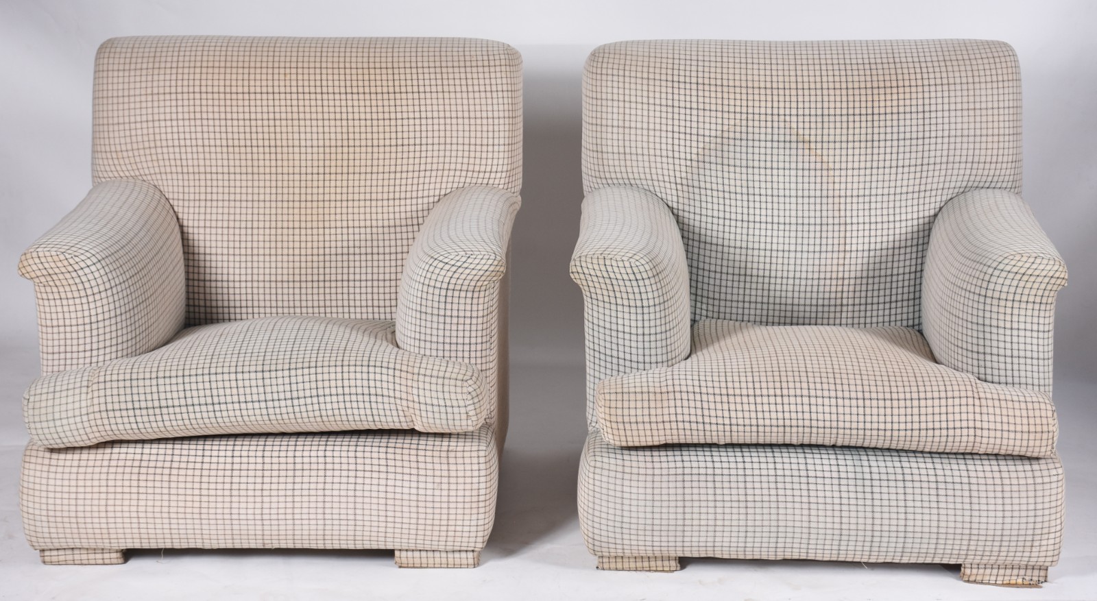 Par de poltronas estofadas e forradas com tecido claro xadrez... - foto 2 de 9