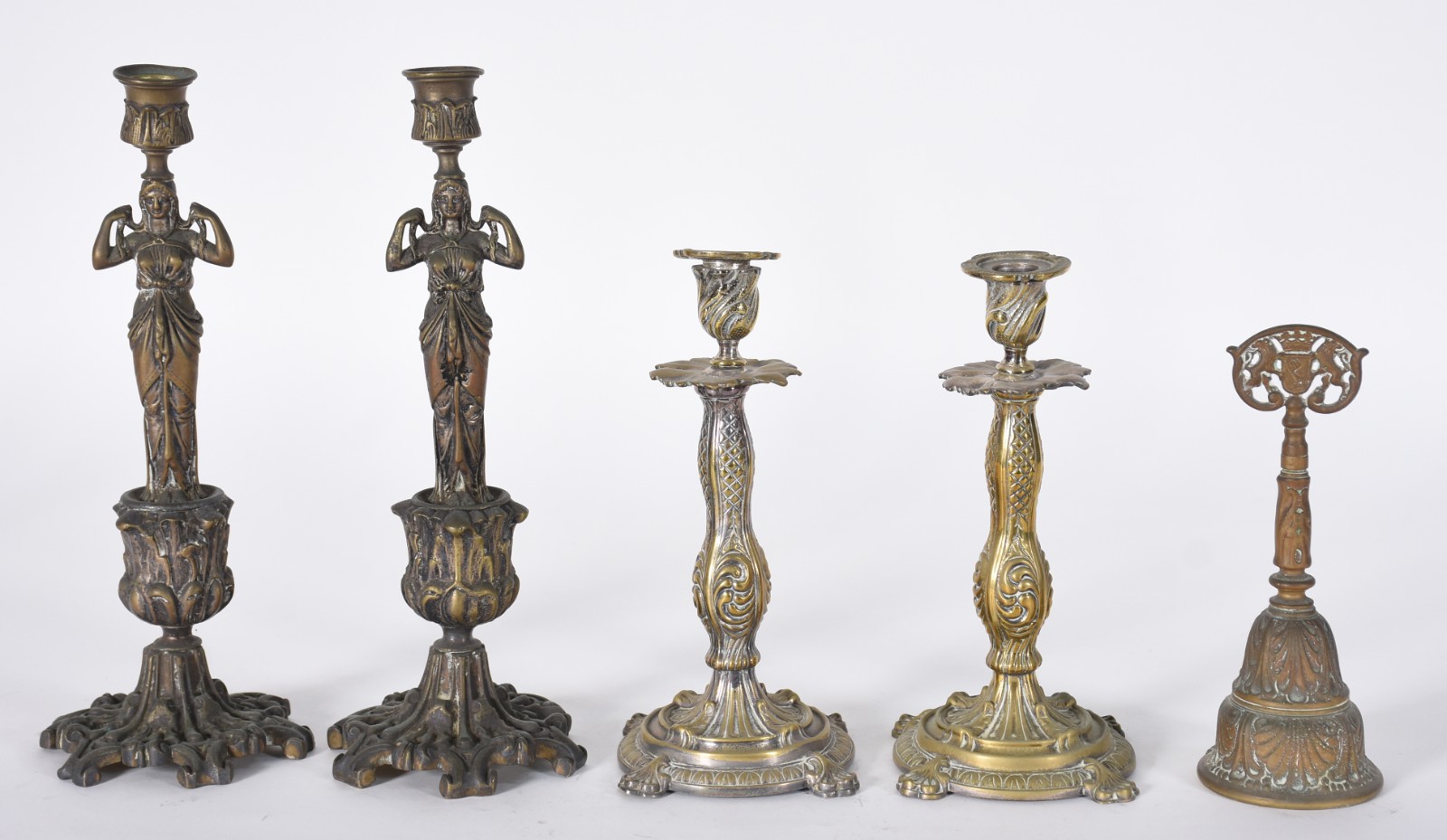 Diversas peças, sendo 2 pares de castiçais de bronze para uma vela... - foto 1 de 9