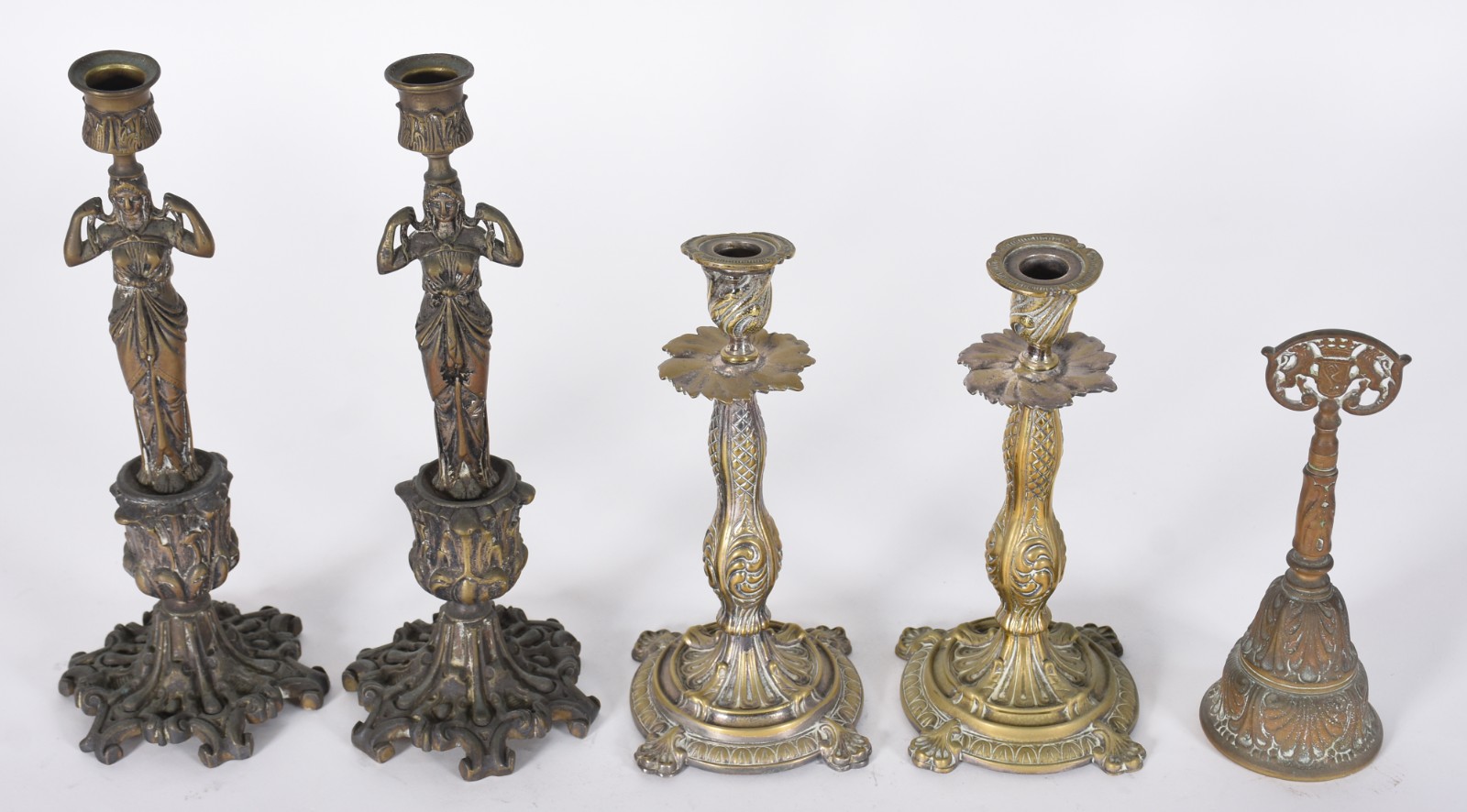 Diversas peças, sendo 2 pares de castiçais de bronze para uma vela... - foto 2 de 9
