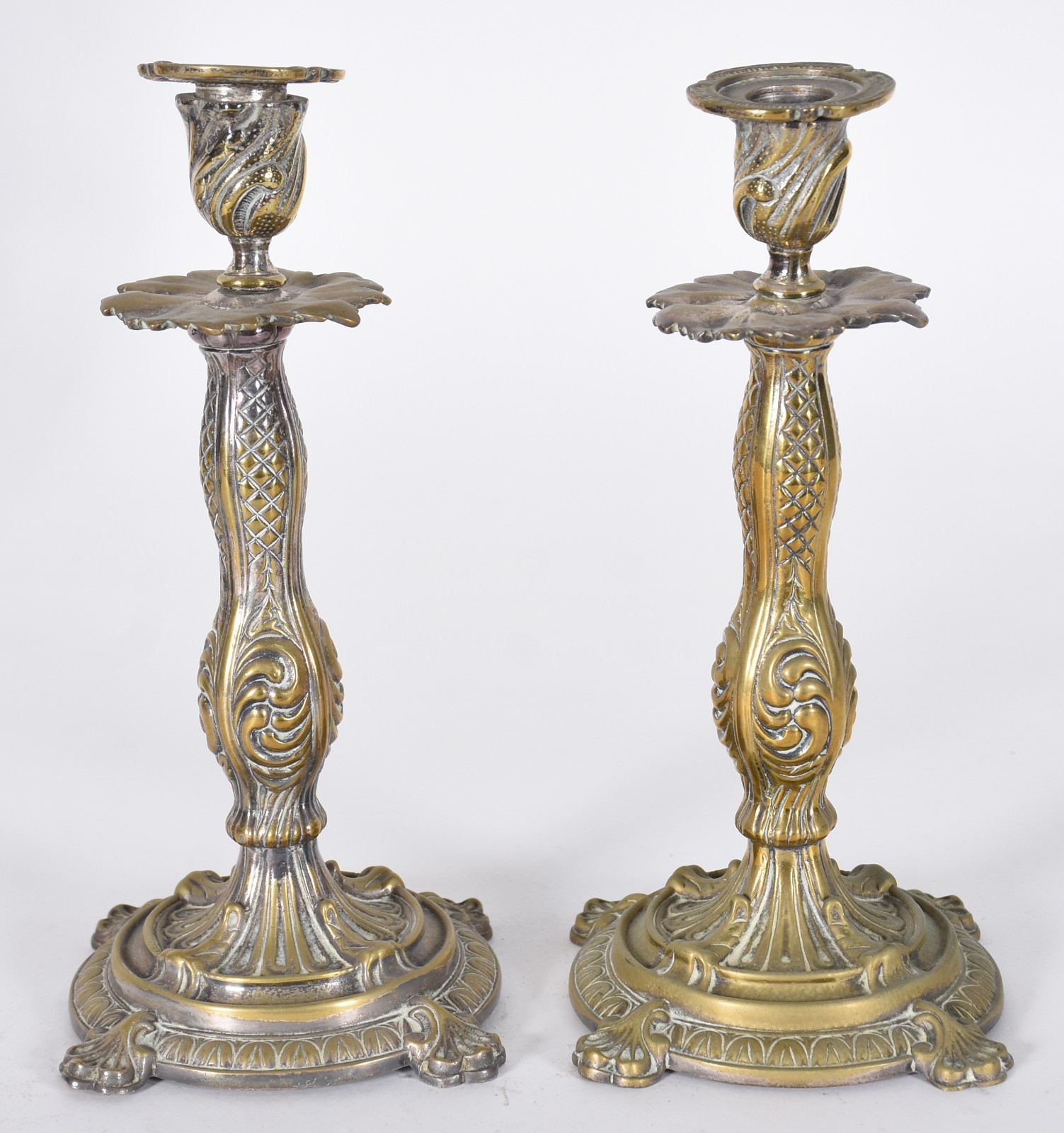 Diversas peças, sendo 2 pares de castiçais de bronze para uma vela... - foto 3 de 9