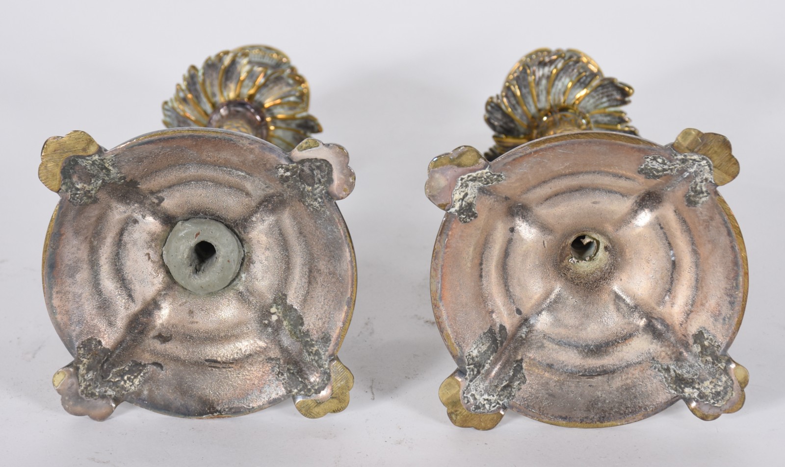 Diversas peças, sendo 2 pares de castiçais de bronze para uma vela... - foto 5 de 9