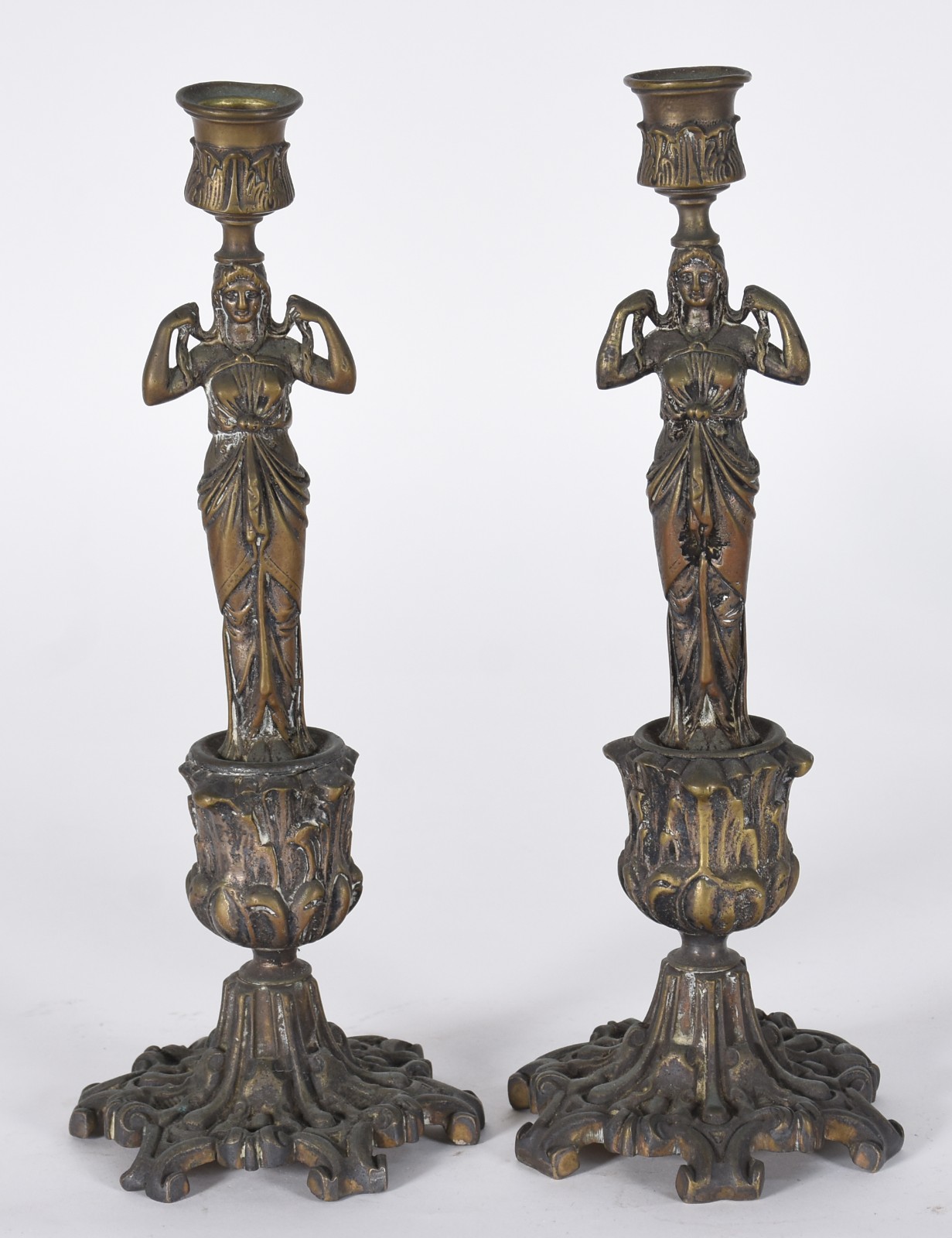 Diversas peças, sendo 2 pares de castiçais de bronze para uma vela... - foto 6 de 9
