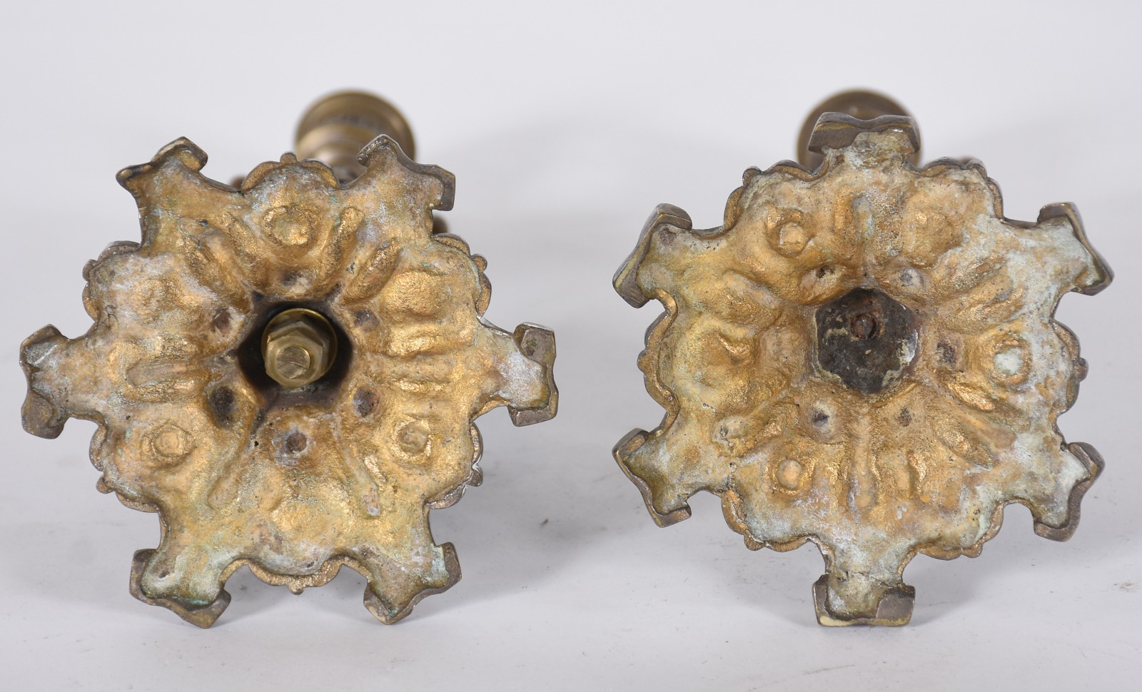 Diversas peças, sendo 2 pares de castiçais de bronze para uma vela... - foto 7 de 9