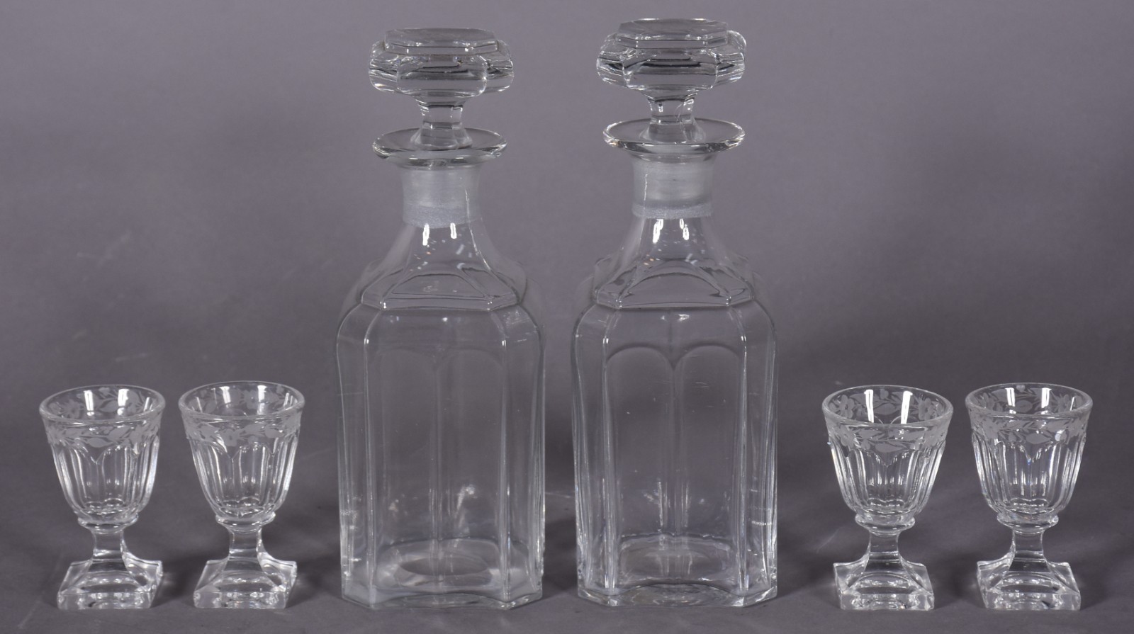 Par de licoreiras com 4 cálices (bicados na base) de cristal facetado... - foto 1 de 7
