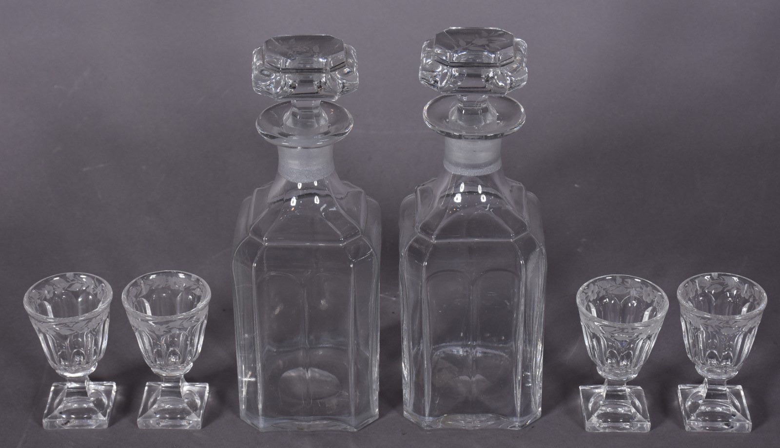 Par de licoreiras com 4 cálices (bicados na base) de cristal facetado... - foto 2 de 7