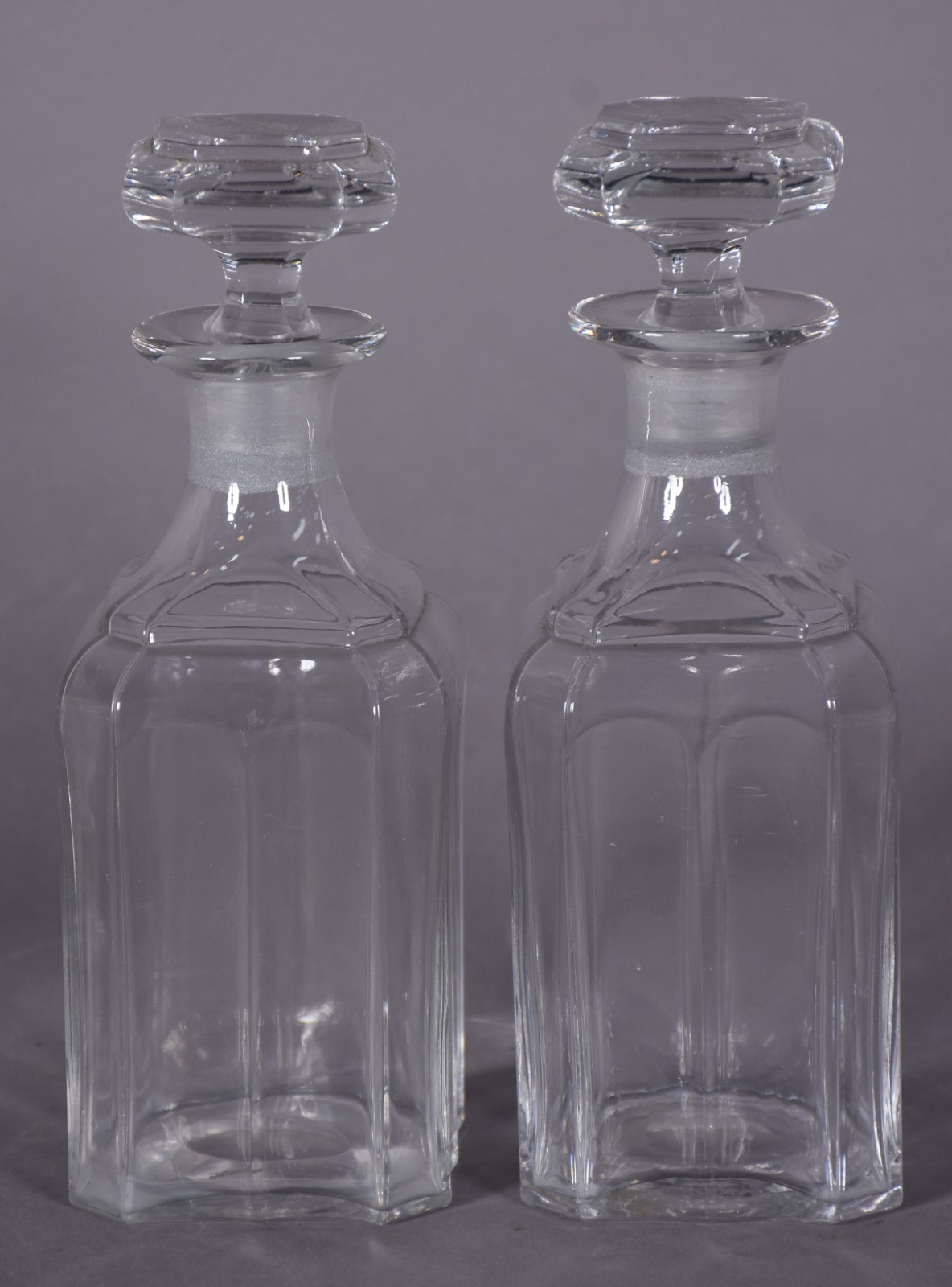 Par de licoreiras com 4 cálices (bicados na base) de cristal facetado... - foto 3 de 7