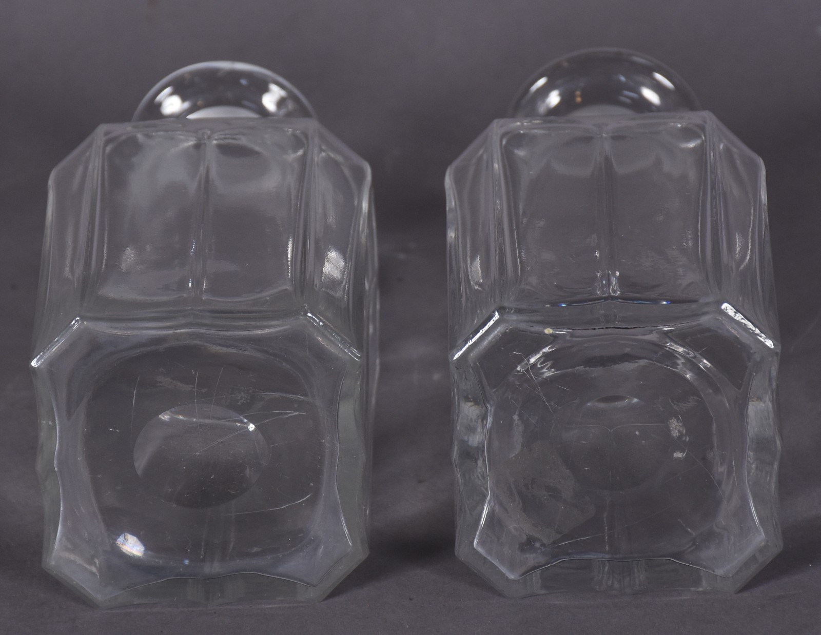 Par de licoreiras com 4 cálices (bicados na base) de cristal facetado... - foto 4 de 7