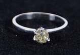 Anel de ouro branco 18 k com brilhante solitári... - Anel de ouro branco 18 k com brilhante solitário de 0,55 carats, cravação tipo CARTIER. Aro - 17,5 - peso: 2,6 gr.