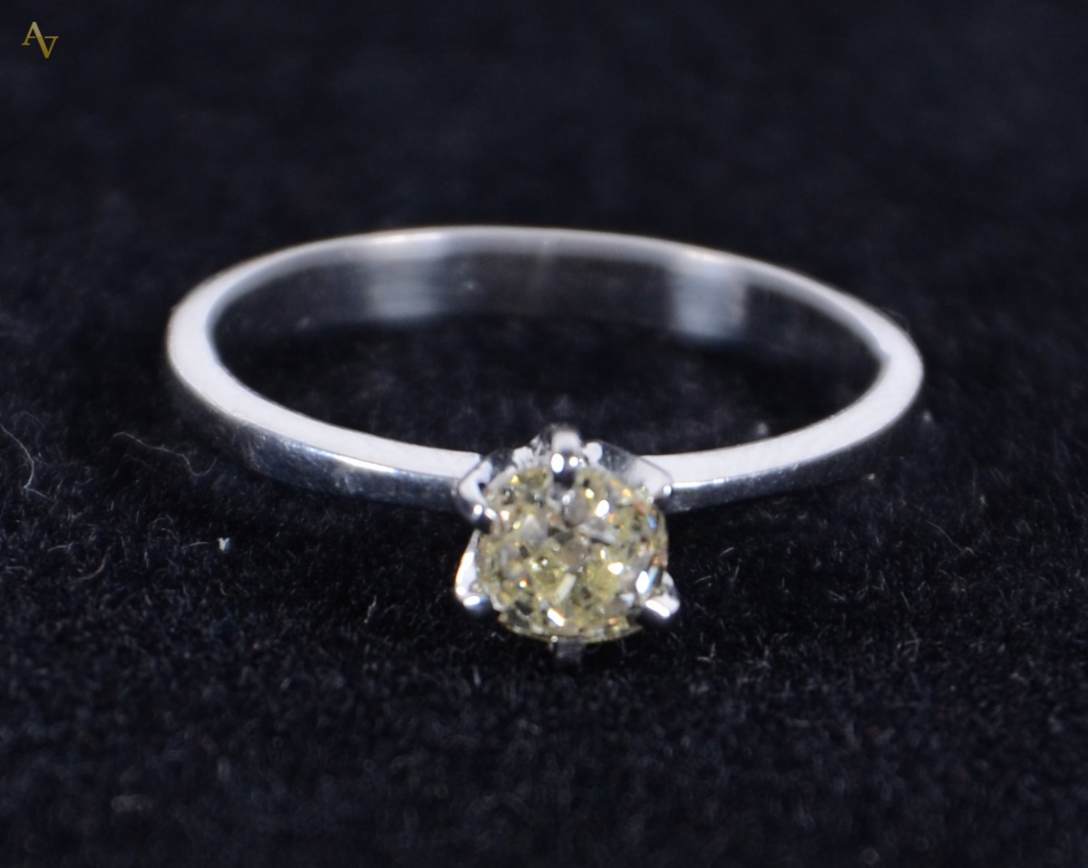 Anel de ouro branco 18 k com brilhante solitário de 0,55 carats...