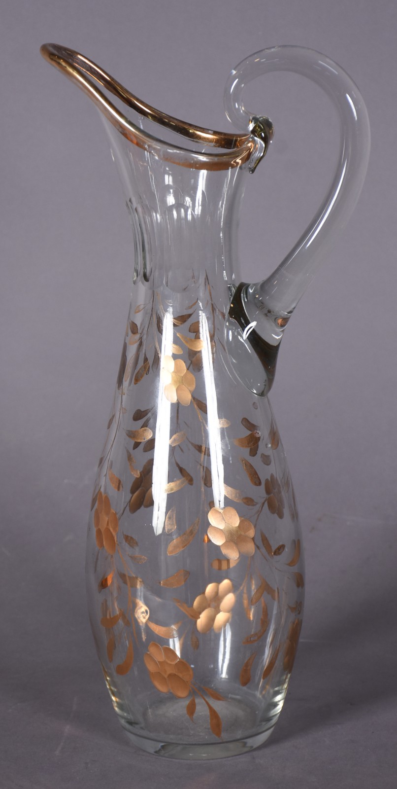 Jarra de cristal com detalhes facetados e flores douradas. - foto 1 de 6