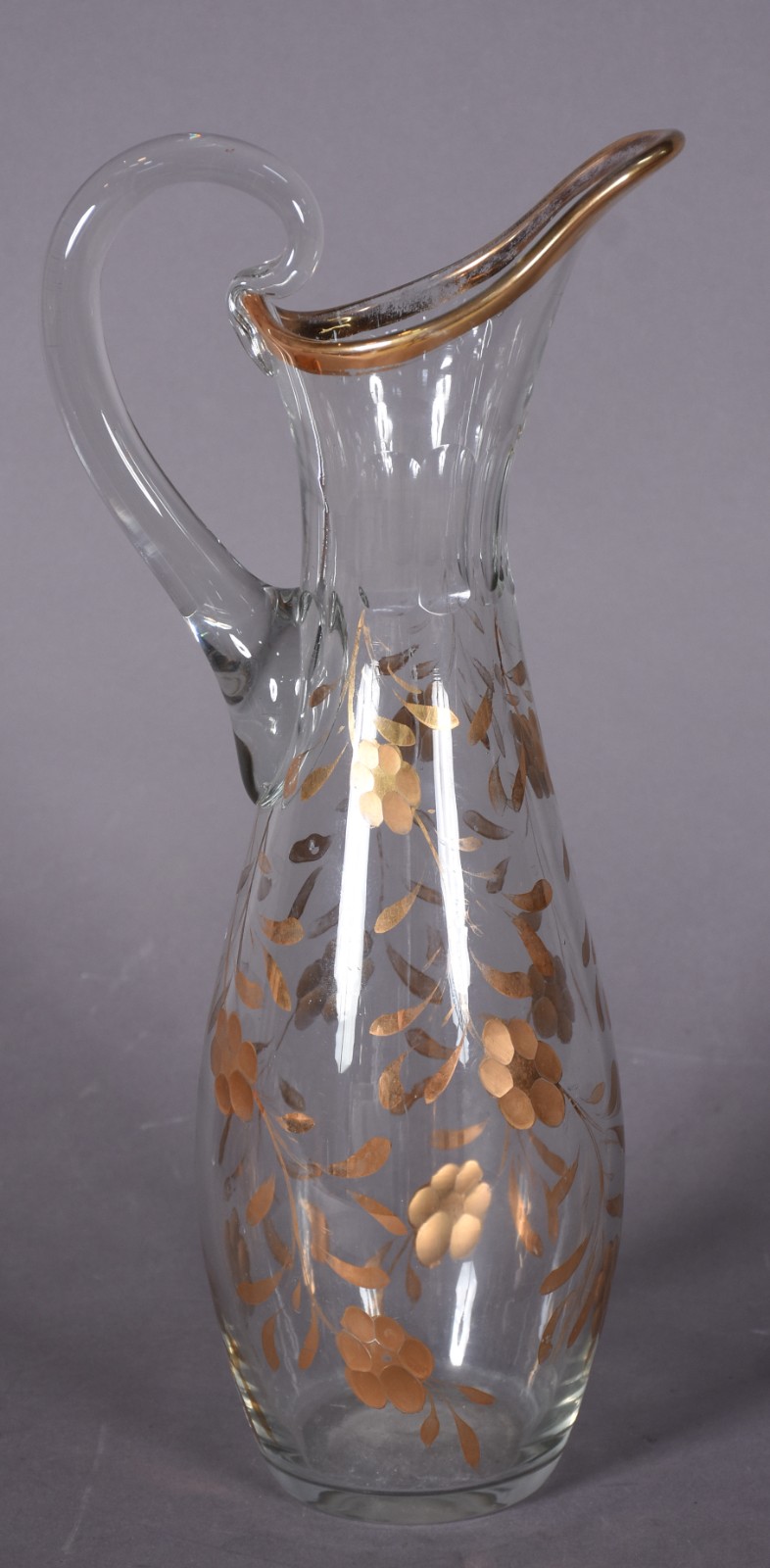 Jarra de cristal com detalhes facetados e flores douradas. - foto 3 de 6