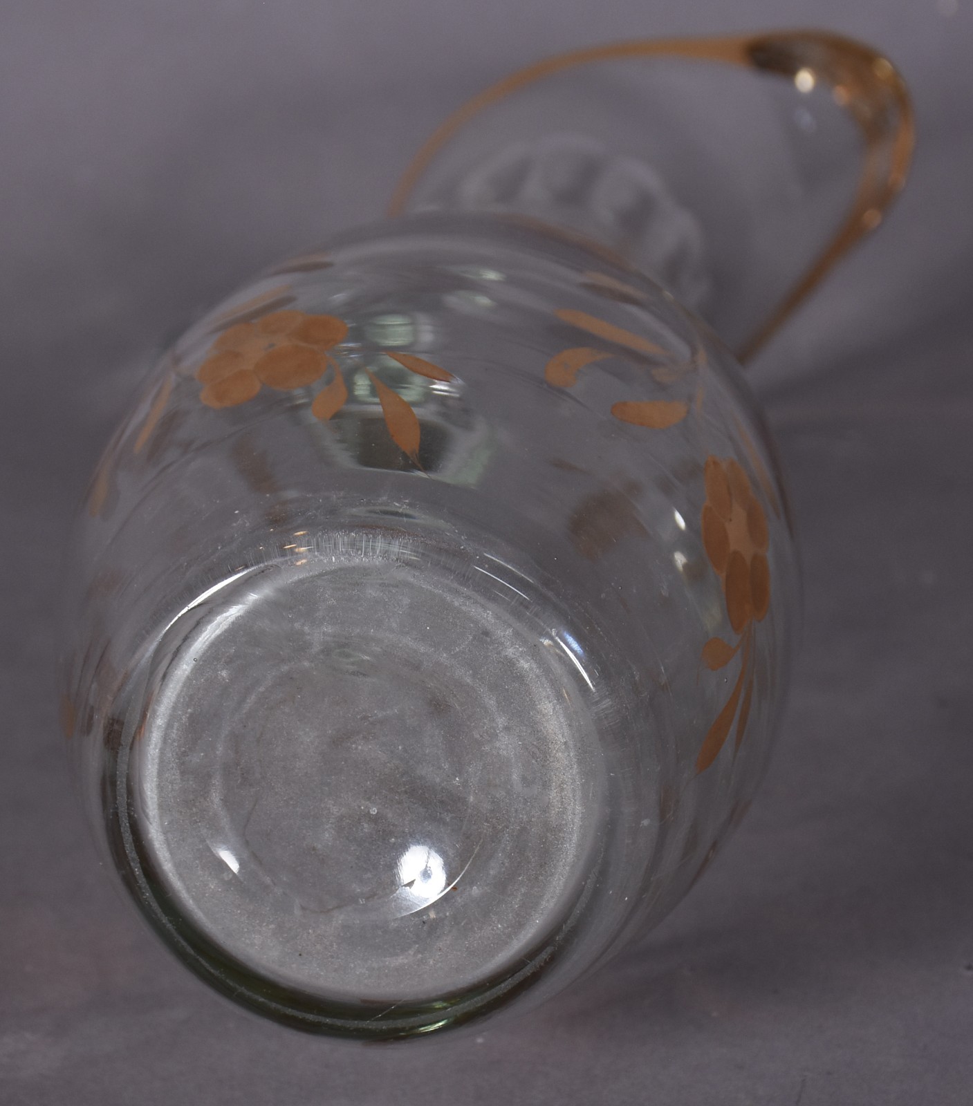 Jarra de cristal com detalhes facetados e flores douradas. - foto 4 de 6