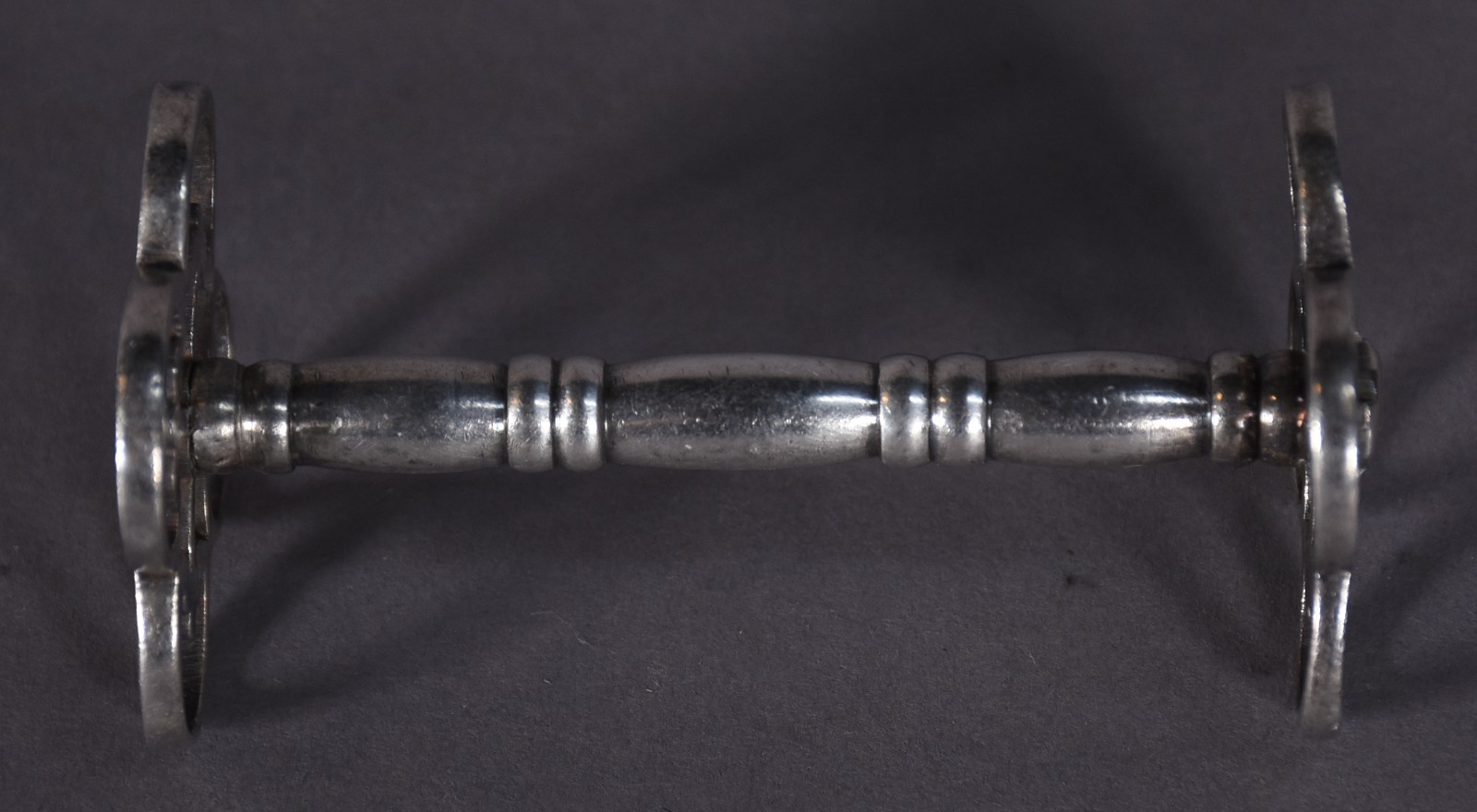 Conjunto com 24 descansos de talheres de metal prateado. - foto 4 de 5