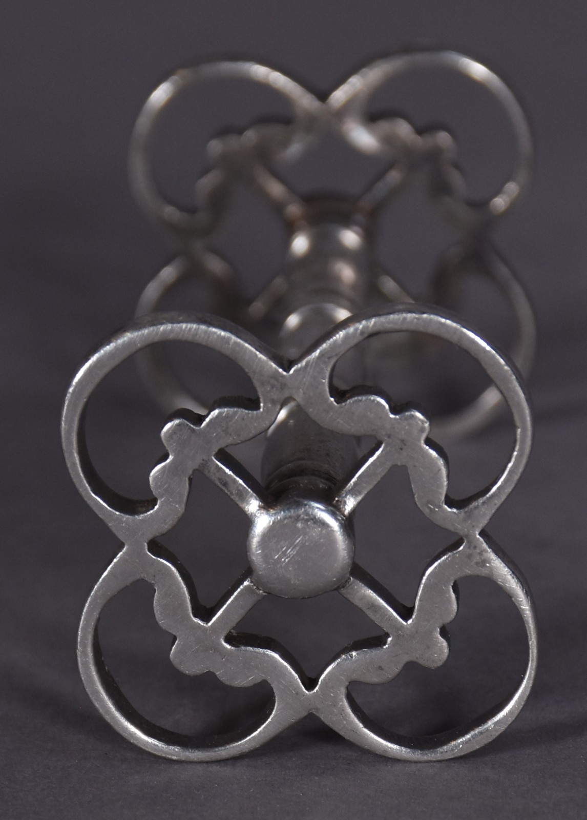 Conjunto com 24 descansos de talheres de metal prateado. - foto 5 de 5