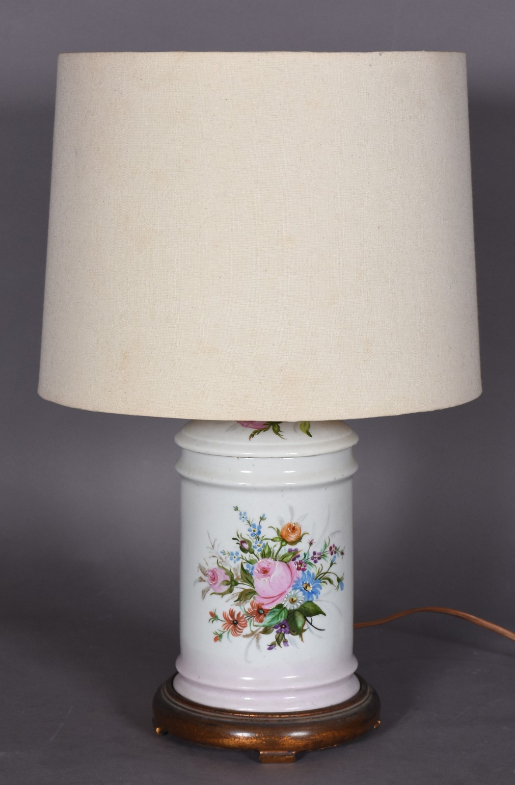 Abatjour de porcelana com flores em policromia, acompanha cúpula na... - foto 1 de 7