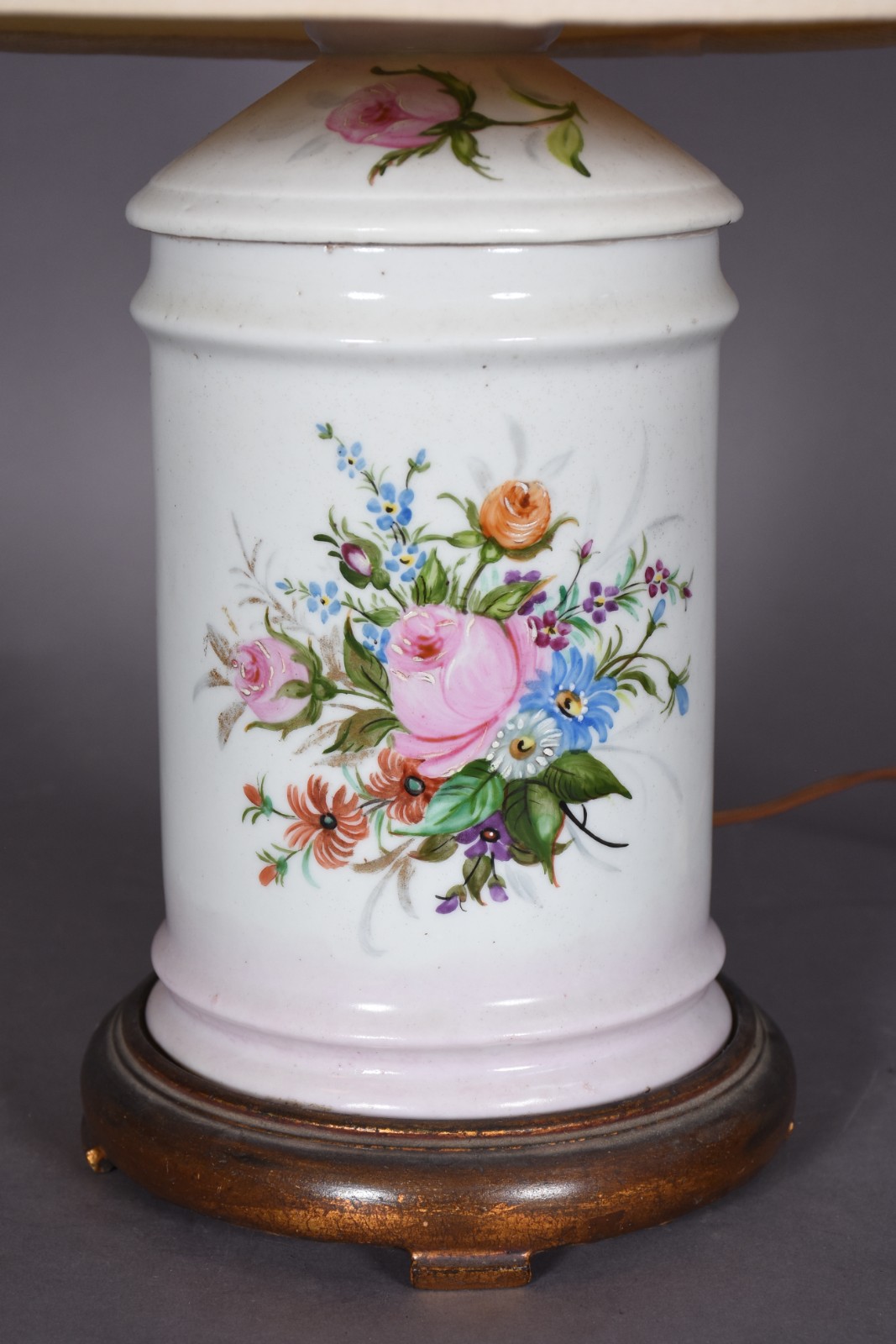 Abatjour de porcelana com flores em policromia, acompanha cúpula na... - foto 2 de 7