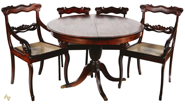 Mesa redonda de madeira nobre (diam 1.10 m) com tábua extensora (...