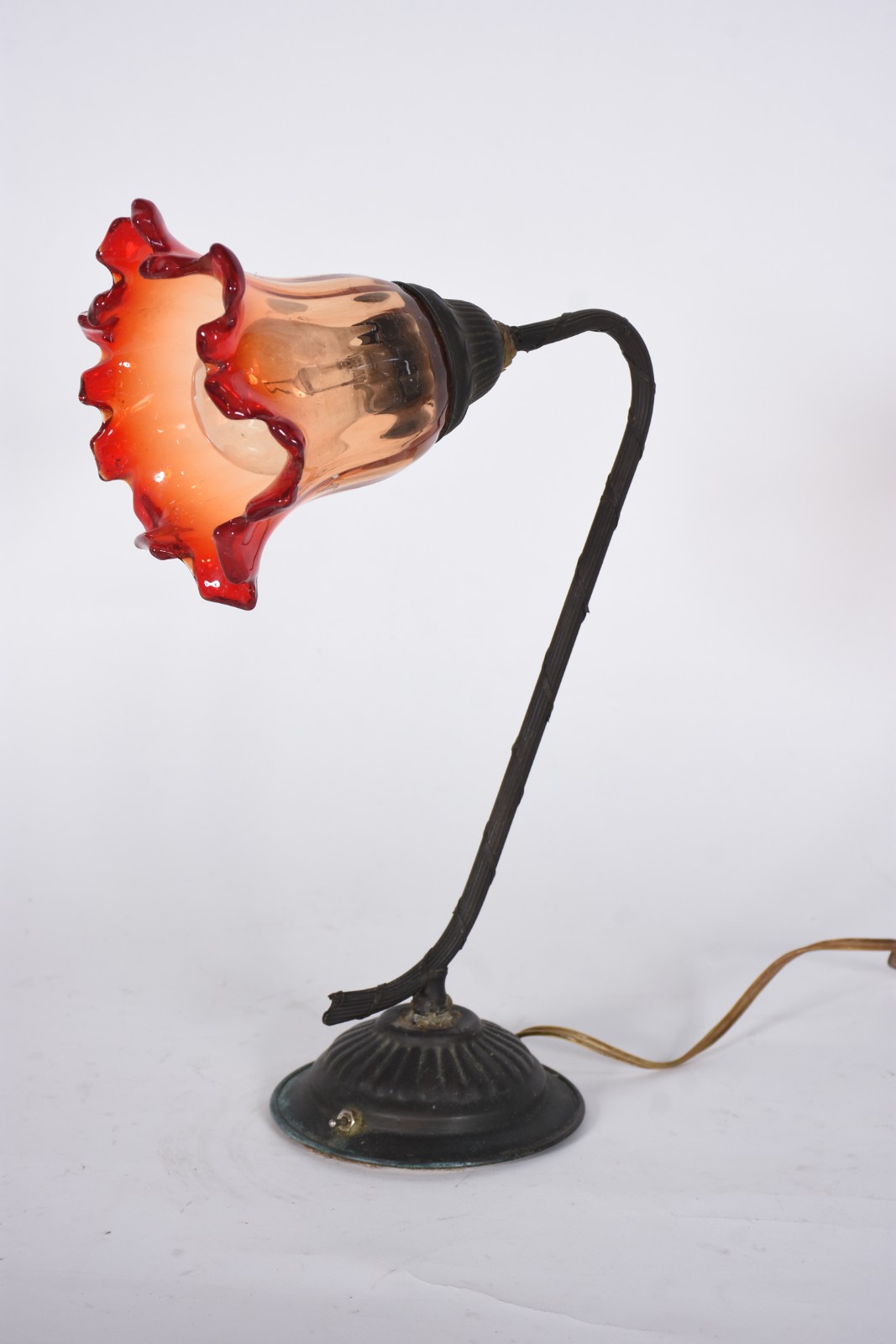 Luminária de metal, cúpula de vidro na forma de flor na cor âmbar e... - foto 1 de 10