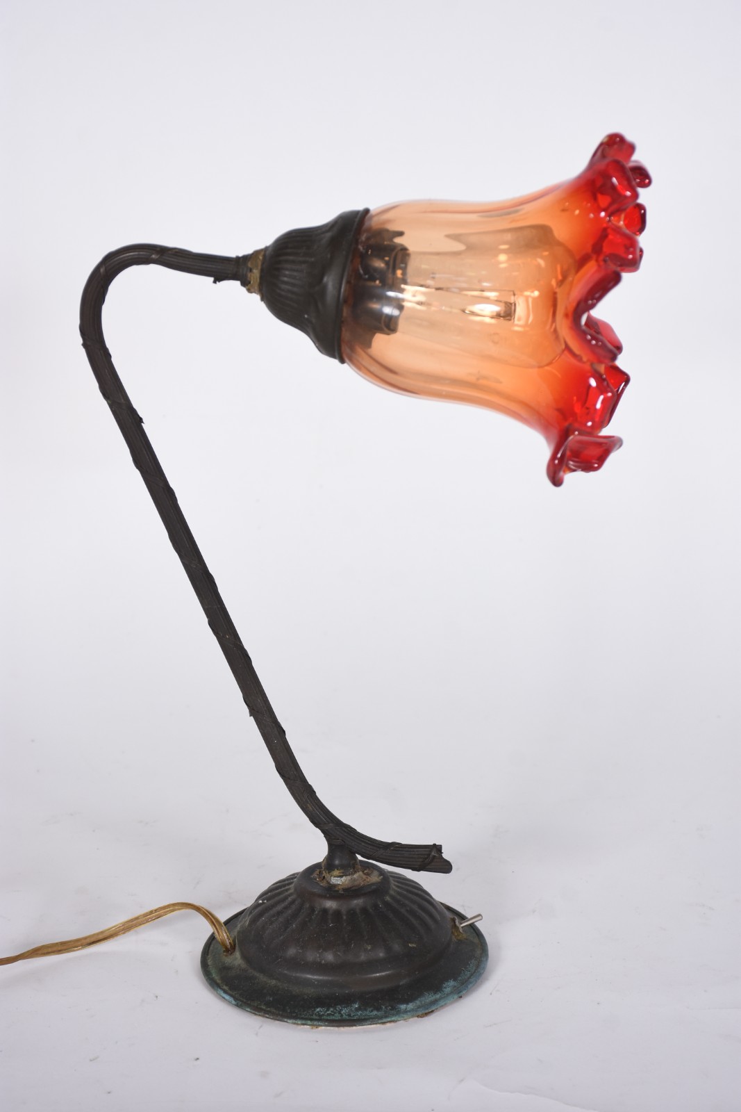 Luminária de metal, cúpula de vidro na forma de flor na cor âmbar e... - foto 2 de 10